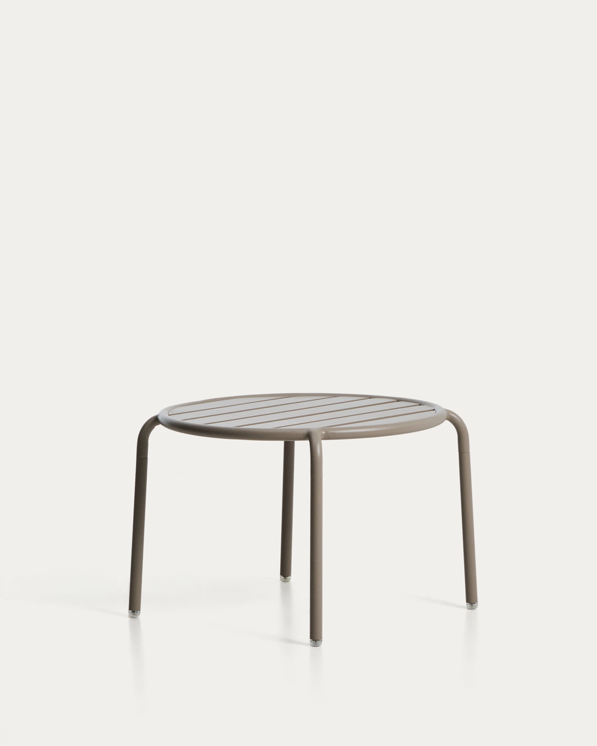Outdoor-Beistelltisch Joncols aus Aluminium mit taupefarbener Lackierung, Ø 60 cm in Taupe präsentiert im Onlineshop von KAQTU Design AG. Beistelltisch Outdoor ist von Kave Home