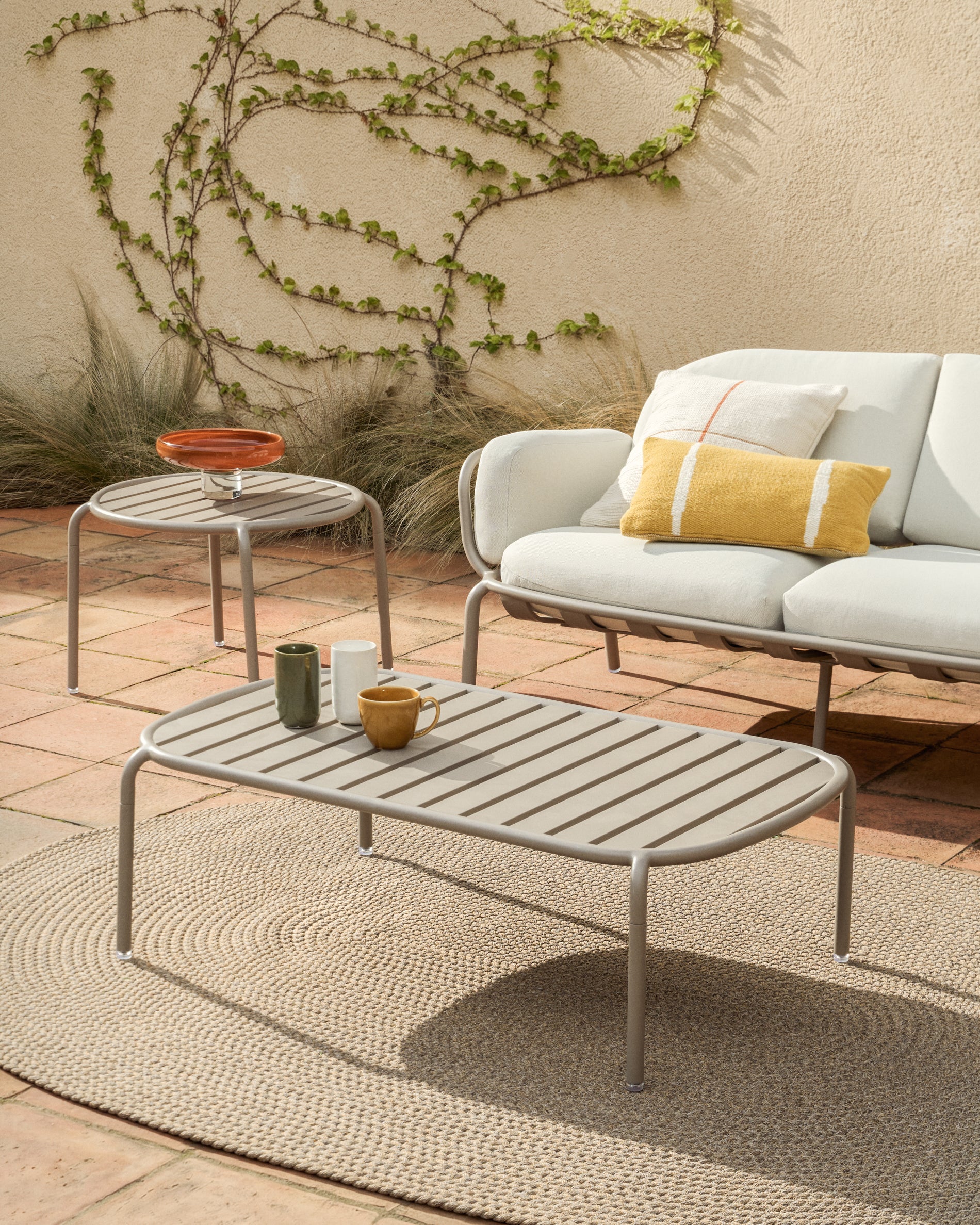 Outdoor-Beistelltisch Joncols aus Aluminium mit taupefarbener Lackierung, Ø 60 cm in Taupe präsentiert im Onlineshop von KAQTU Design AG. Beistelltisch Outdoor ist von Kave Home