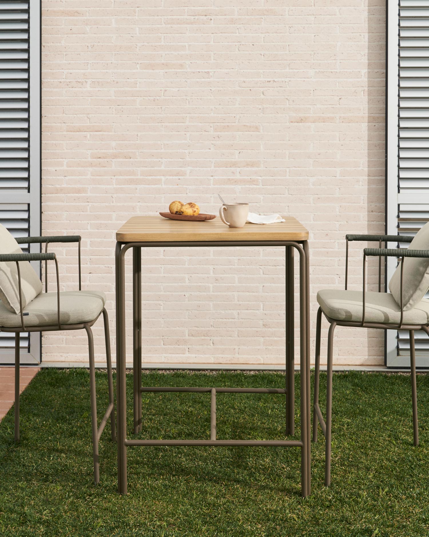 Salguer Hochtisch aus robustem Akazienholz und Stahl, 70 x 70 cm, ideal für stilvolle Outdoor-Bereiche, nachhaltig und wetterfest.