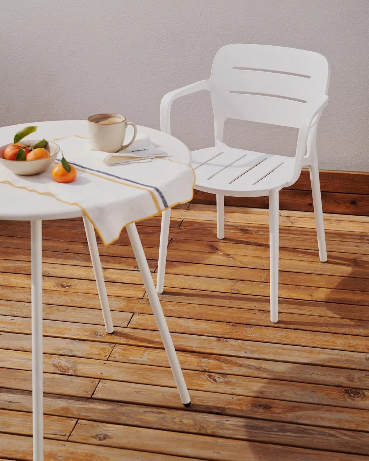 Moderner Montjoi Stahltisch Ø 70 cm, perfekt für jeden Garten.