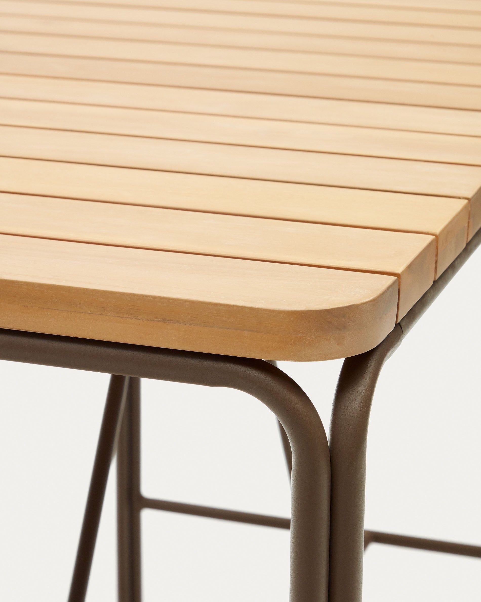Moderner Outdoor-Hochtisch aus massivem Akazienholz und Stahl, 140x70 cm, FSC-zertifiziert, ideal für stilvolle Außenbereiche.