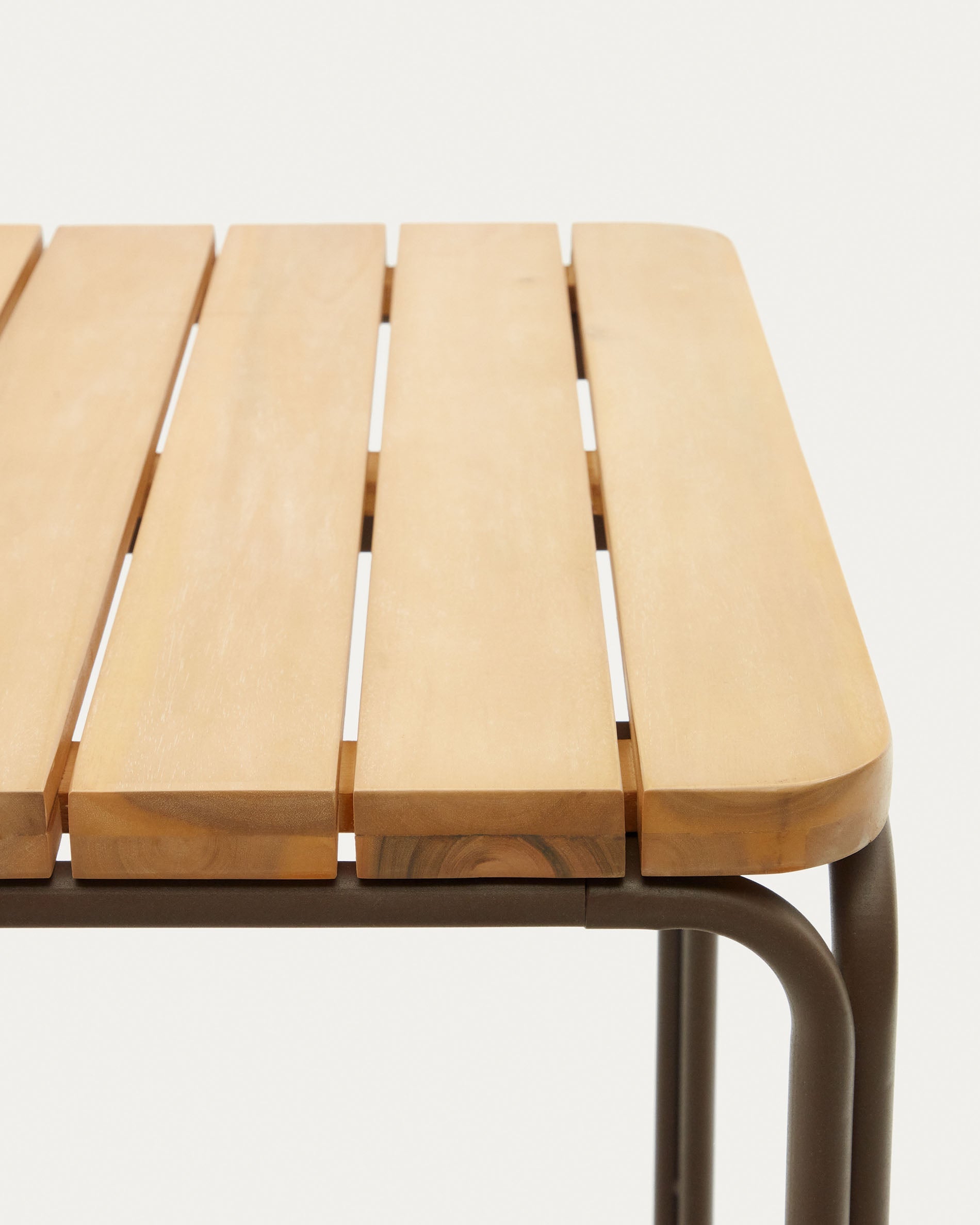 Stilvoller Outdoor-Hochtisch aus FSC-zertifiziertem Akazienholz und robustem Stahl, 140x70 cm, ideal für zeitgemäße Außenbereiche.