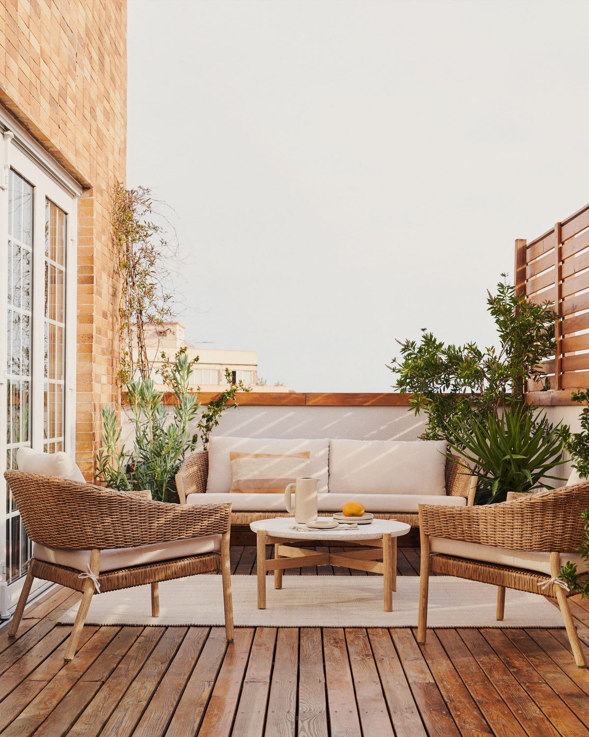 Pola Beistelltisch aus Zement und massivem Eukalyptus Ø 50 cm FSC 100% in Natur präsentiert im Onlineshop von KAQTU Design AG. Beistelltisch ist von Kave Home