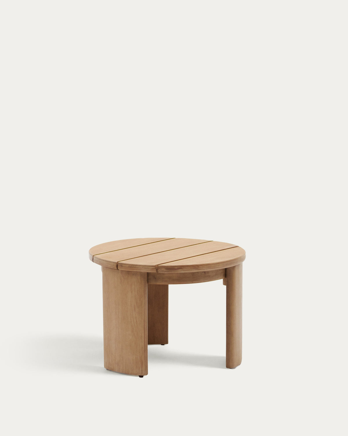 Xoriguer Beistelltisch aus massivem Eukalyptusholz FSC 100% Ø 60 cm in Natur präsentiert im Onlineshop von KAQTU Design AG. Loungetisch ist von Kave Home