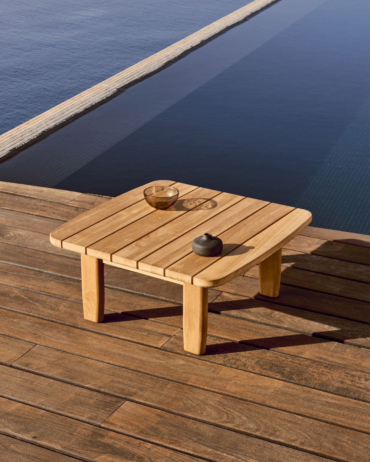 Tirant Beistelltisch aus massivem Teakholz FSC 100% 70 x 70 cm in Natur präsentiert im Onlineshop von KAQTU Design AG. Loungetisch ist von Kave Home