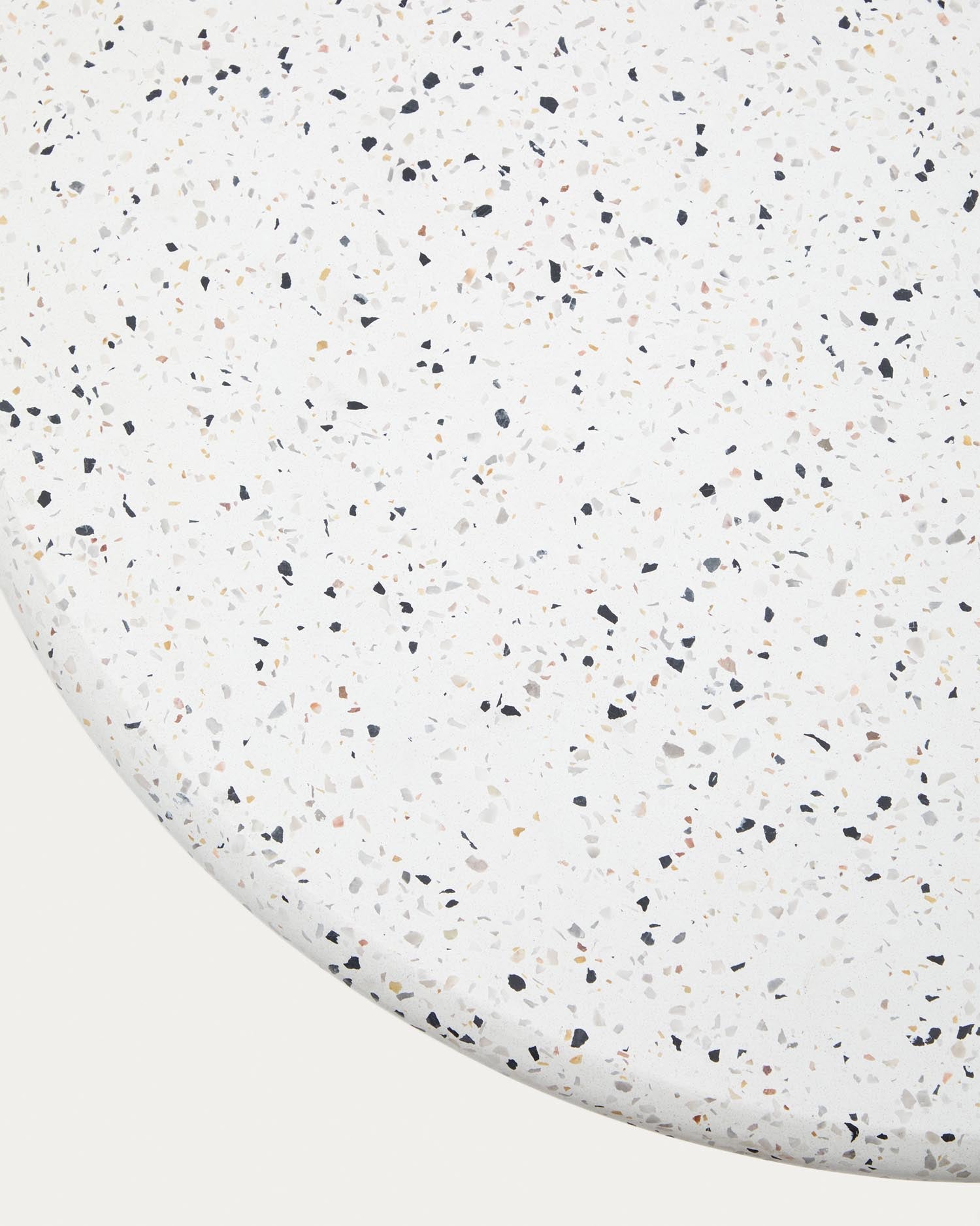 Runder Gartentisch Saura aus weißem Terrazzo Ø 70 cm in Weiss präsentiert im Onlineshop von KAQTU Design AG. Gartentisch ist von Kave Home