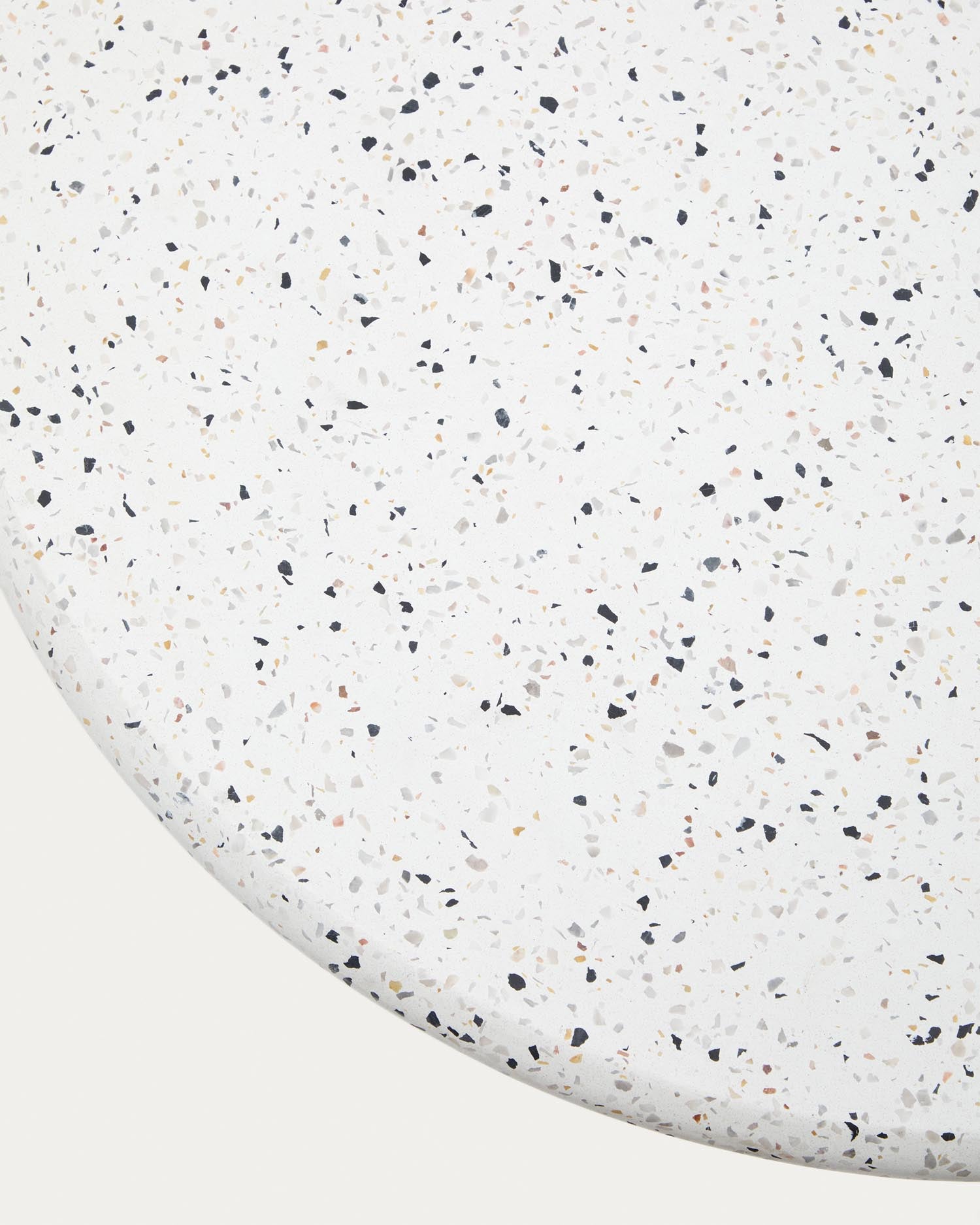 Eleganter runder Gartentisch Saura aus weißem Terrazzo (Ø 70 cm) von Kave Home – ideal für Garten und Terrasse, wetterfest und stilvoll.