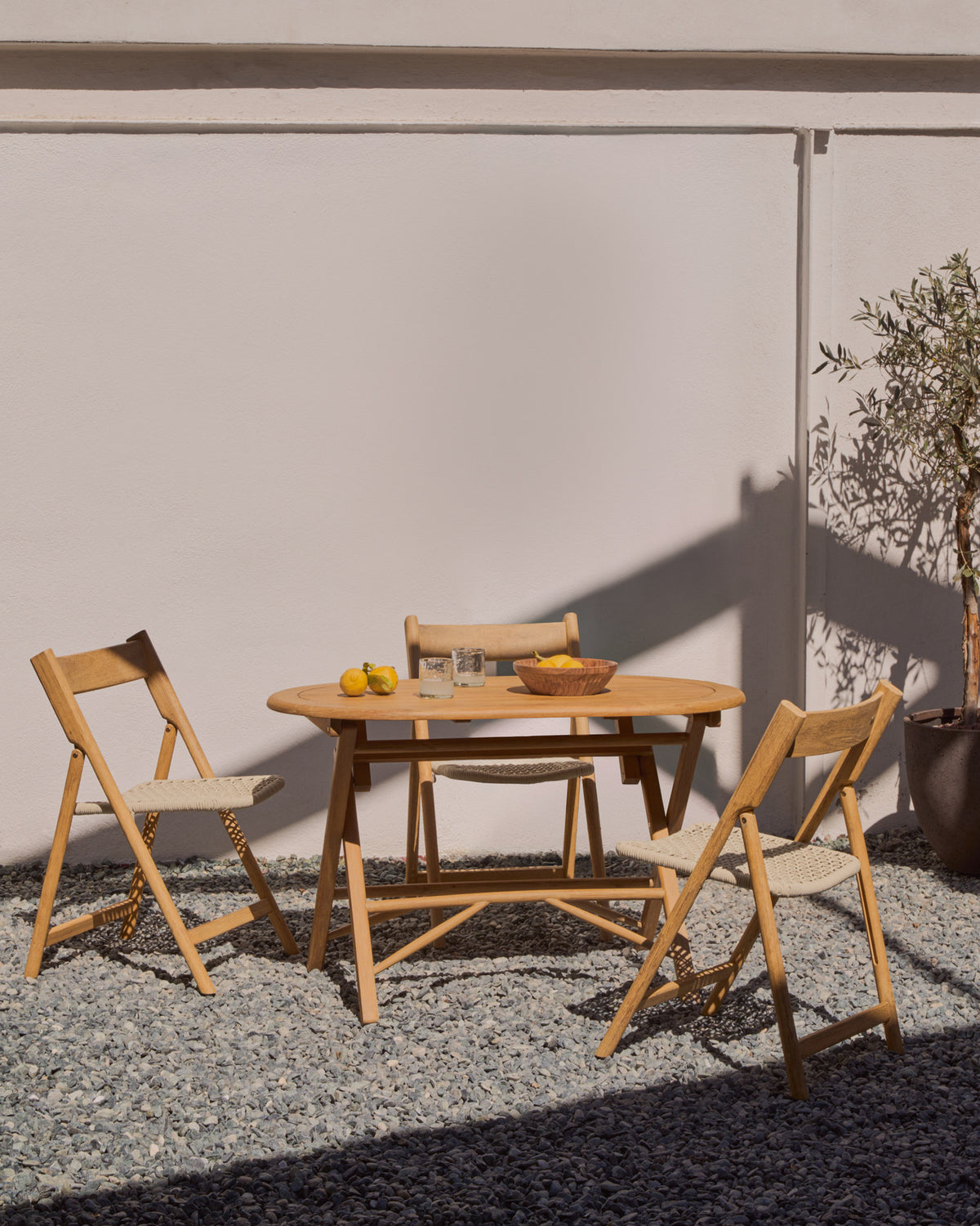 Klapptisch Dandara aus massivem Akazienholz in Naturoptik Ø 120 x 60 cm FSC 100% in Braun präsentiert im Onlineshop von KAQTU Design AG. Gartentisch ist von Kave Home