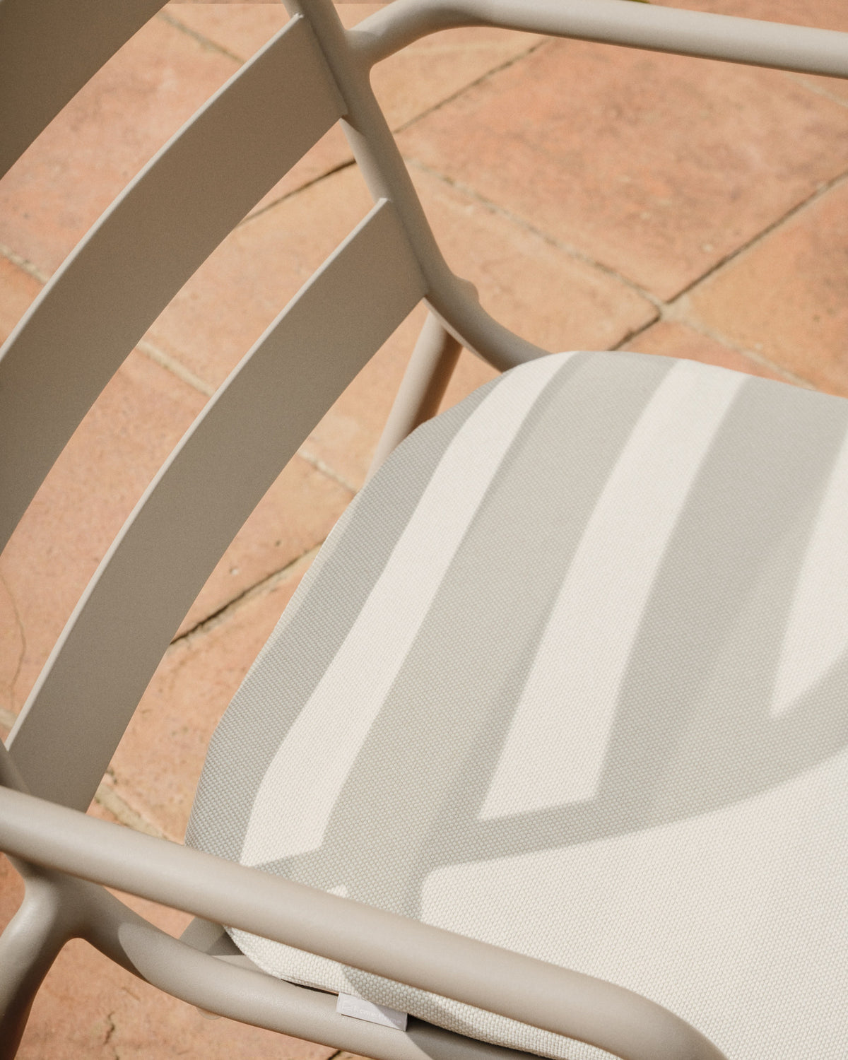 Stapelbarer Outdoor-Stuhl Joncols aus Aluminium mit lackiertem Finish in Taupe in Taupe präsentiert im Onlineshop von KAQTU Design AG. Gartenstuhl ist von Kave Home