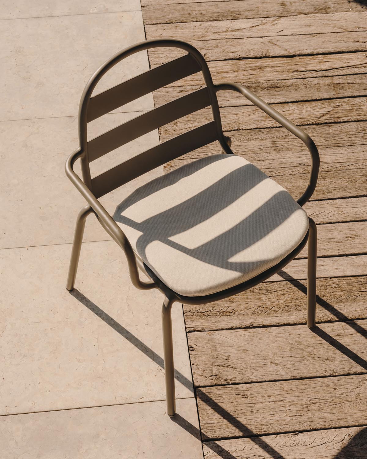 Joncols stapelbarer Gartenstuhl aus Aluminium mit Finish in Grün