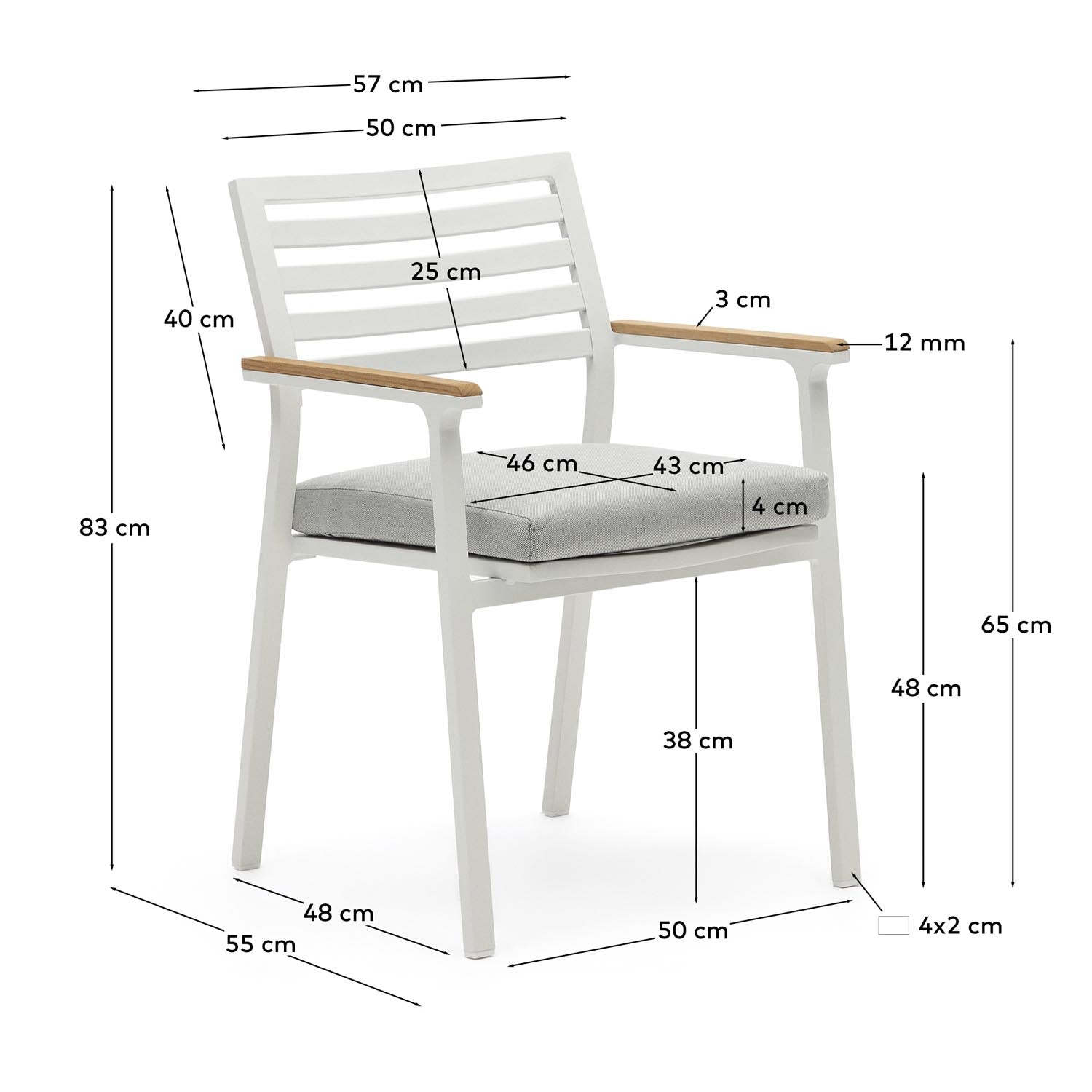 Stapelbarer Gartenstuhl Bona von Kave Home: Modernes Design, robustes Aluminium, komfortable Teakholz-Armlehnen und angenehme Polsterung.