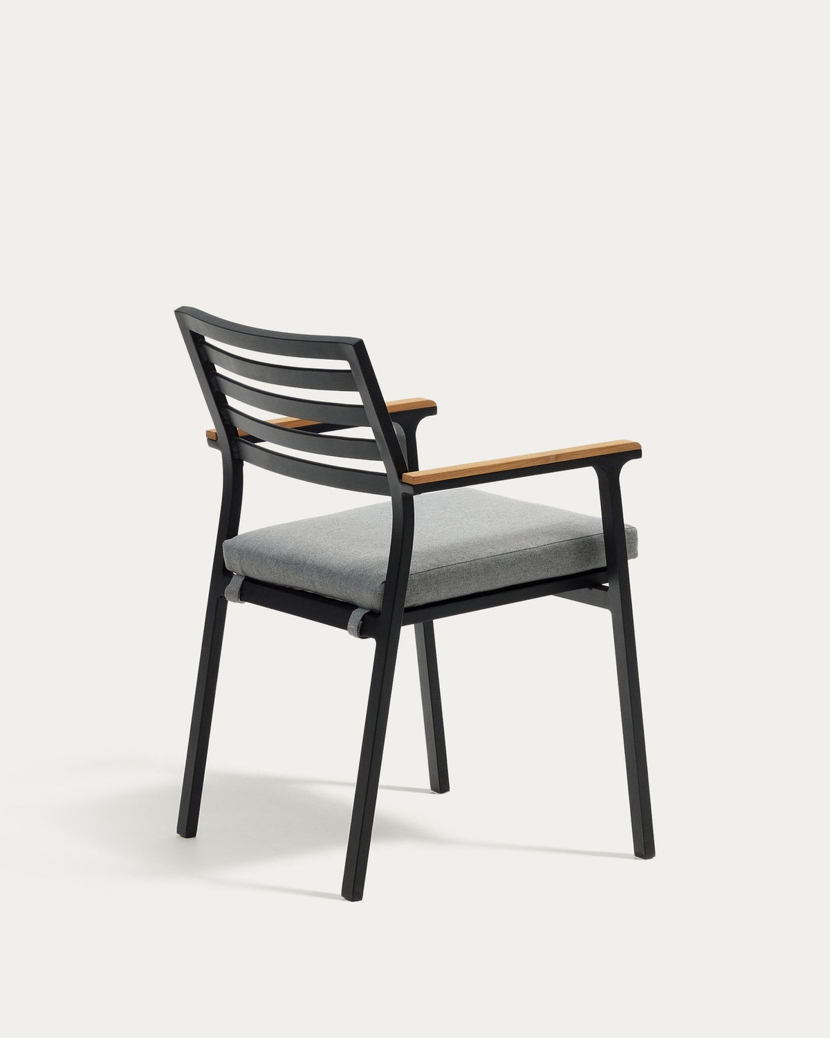 Bona stapelbarer Gartenstuhl aus Aluminium mit schwarzem Finish und Armlehnen aus massivem in Schwarz, Natur präsentiert im Onlineshop von KAQTU Design AG. Gartenstuhl mit Armlehnen ist von Kave Home