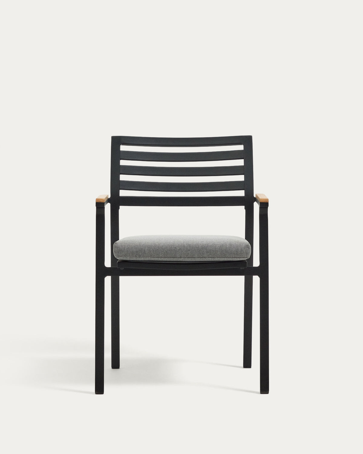 Bona stapelbarer Gartenstuhl aus Aluminium mit schwarzem Finish und Armlehnen aus massivem in Schwarz, Natur präsentiert im Onlineshop von KAQTU Design AG. Gartenstuhl mit Armlehnen ist von Kave Home