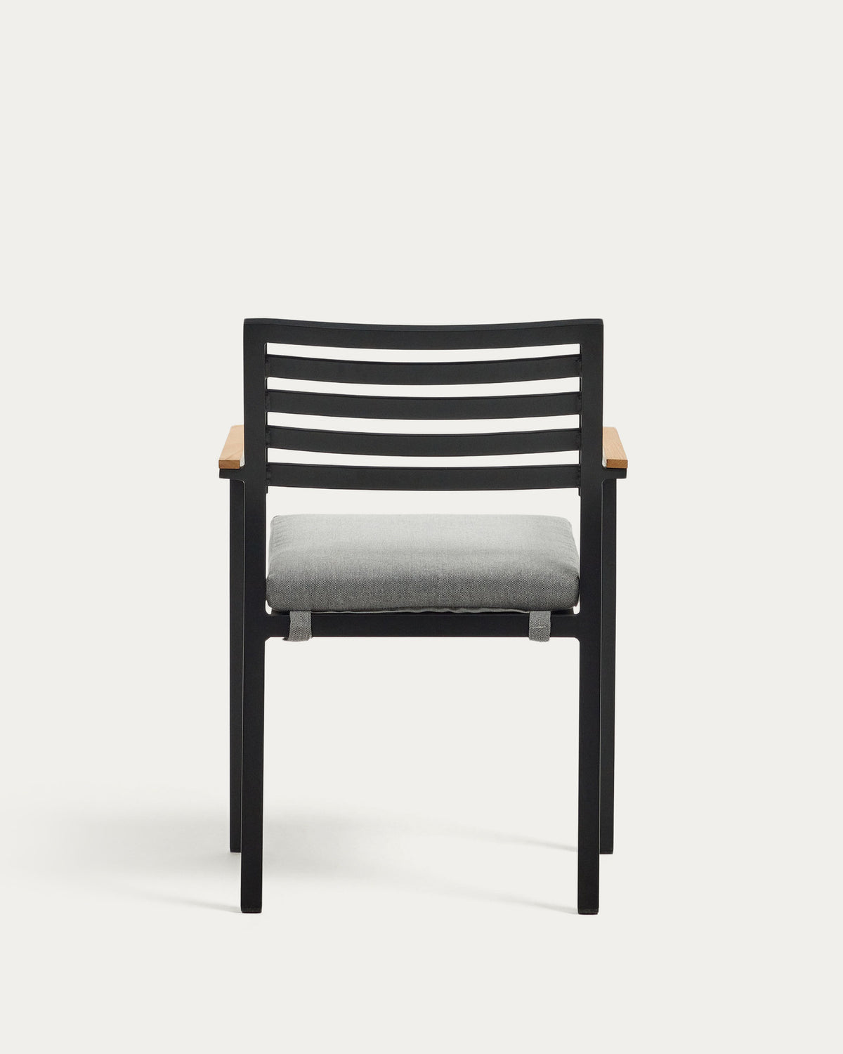Bona stapelbarer Gartenstuhl aus Aluminium mit schwarzem Finish und Armlehnen aus massivem in Schwarz, Natur präsentiert im Onlineshop von KAQTU Design AG. Gartenstuhl mit Armlehnen ist von Kave Home