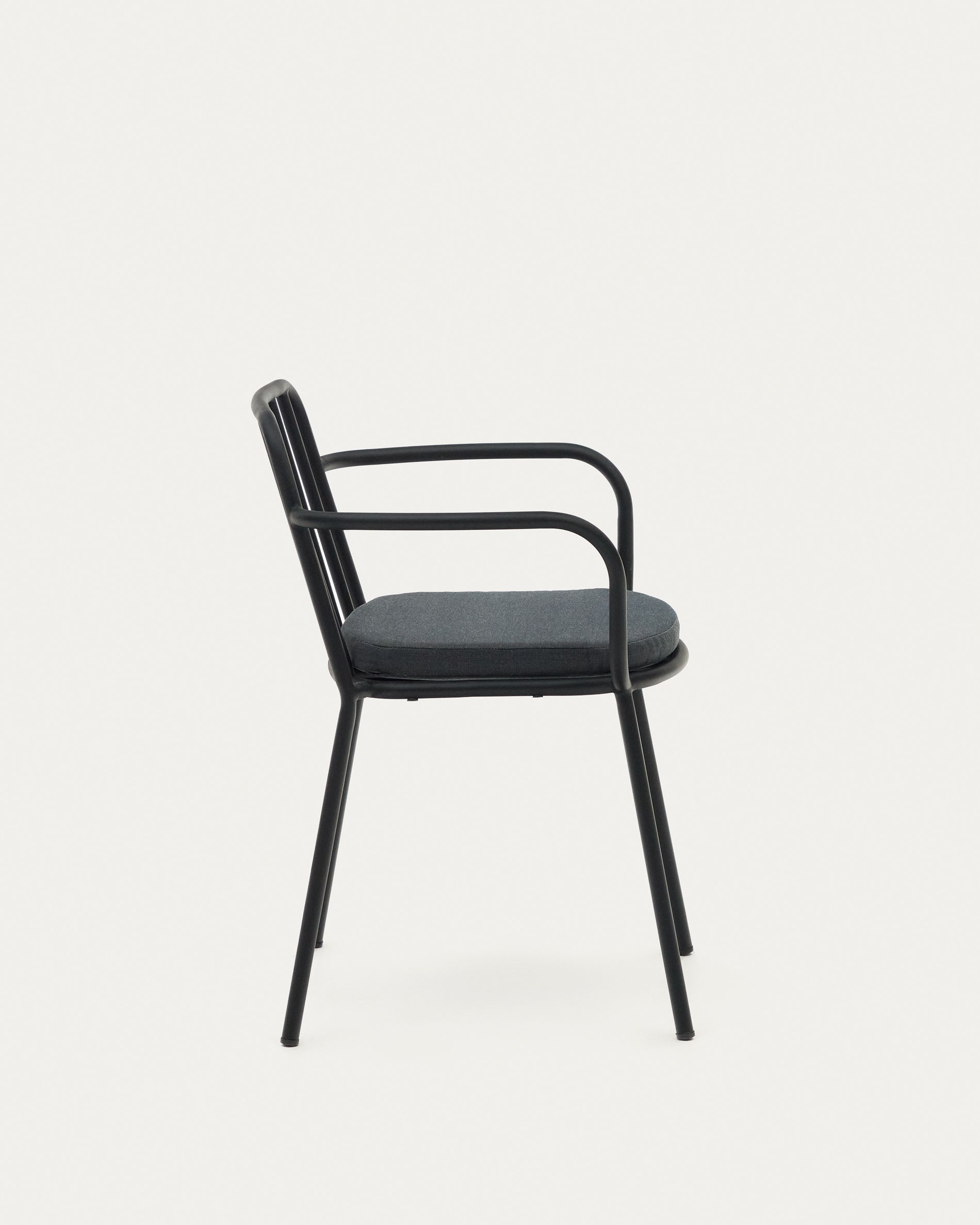 Moderner Bramant Stuhl aus Stahl, stapelbar, mit elegantem schwarzem Finish, ideal für stilvolle Innen- und Aussenbereiche.