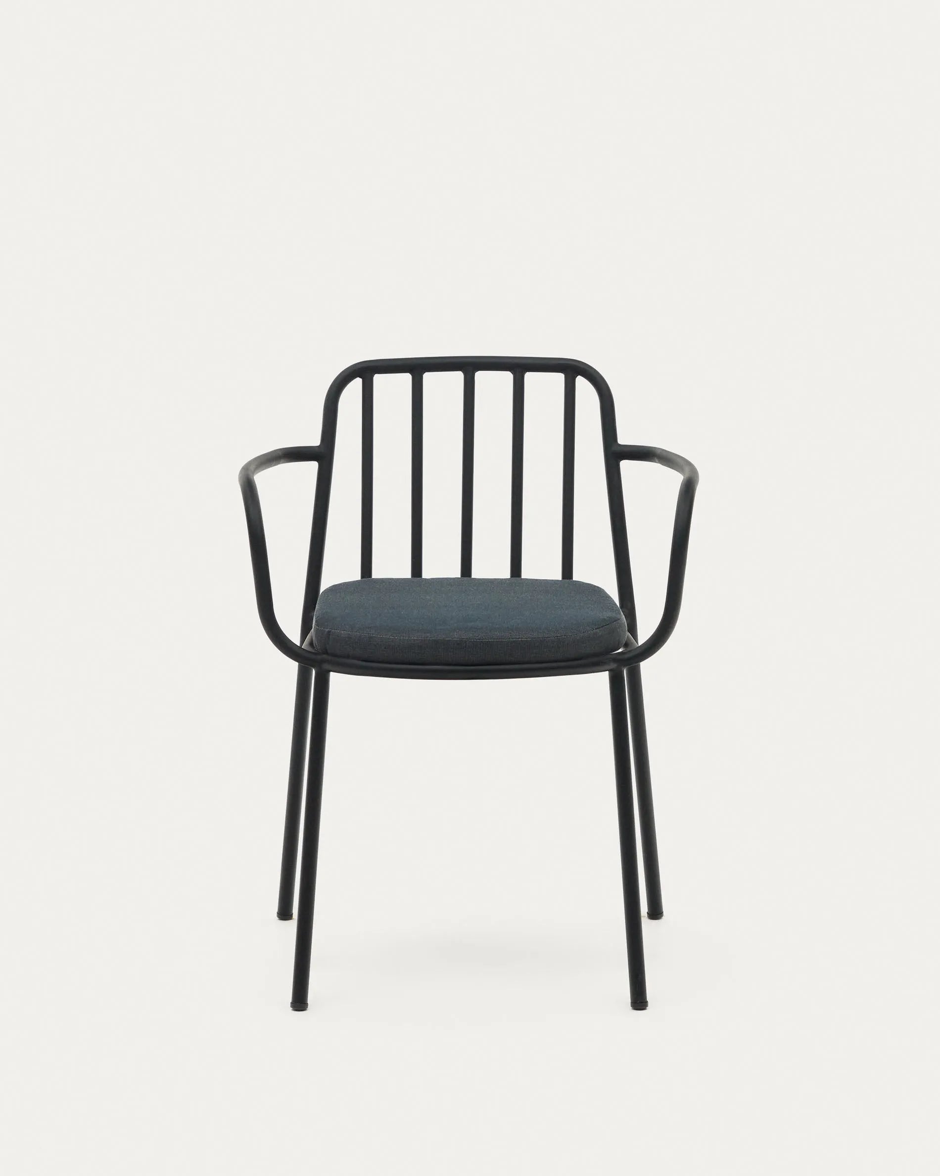 Der Bramant Stuhl von Kave Home: Eleganz und Funktionalität vereint in einem stapelbaren Stahl-Design für stilvolle Außenbereiche.