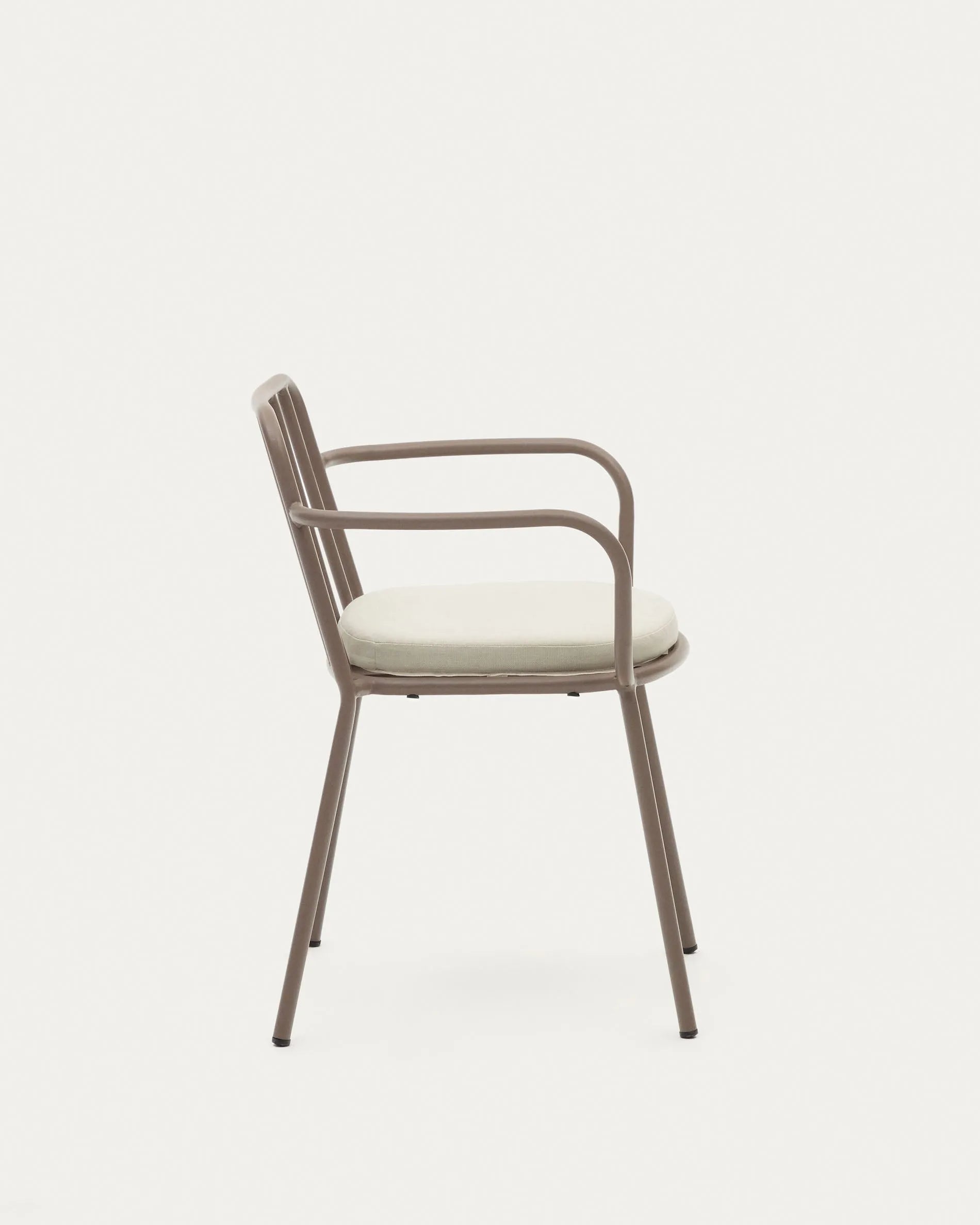 Der Bramant Stuhl in Helllila vereint modernes Design mit Funktionalität und ist ideal für stilvolle Außenbereiche.