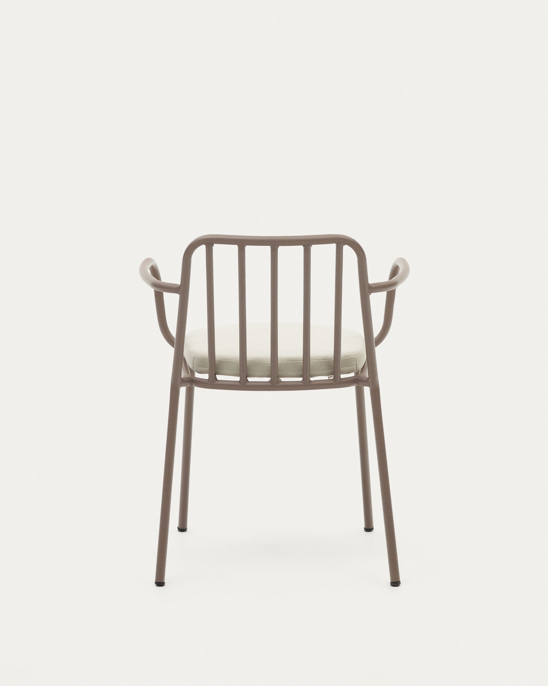 Entdecken Sie den Bramant Stuhl von Kave Home: eleganter, stapelbarer Stahlstuhl in Helllila, ideal für Ihren Garten oder Balkon.