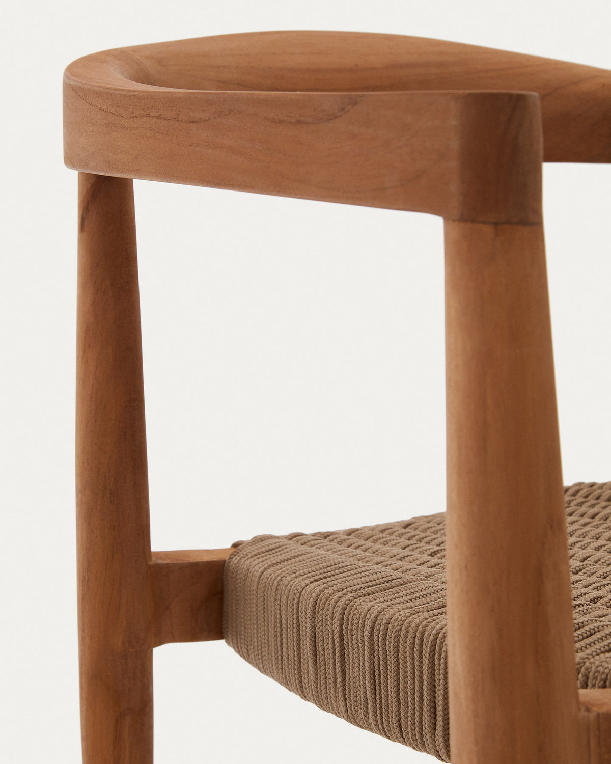 Stapelbarer Outdoor-Stuhl Ydalia aus massivem Teakholz mit natürlichem Finish und beigem Seil in Natur, Beige präsentiert im Onlineshop von KAQTU Design AG. Gartenstuhl mit Armlehnen ist von Kave Home