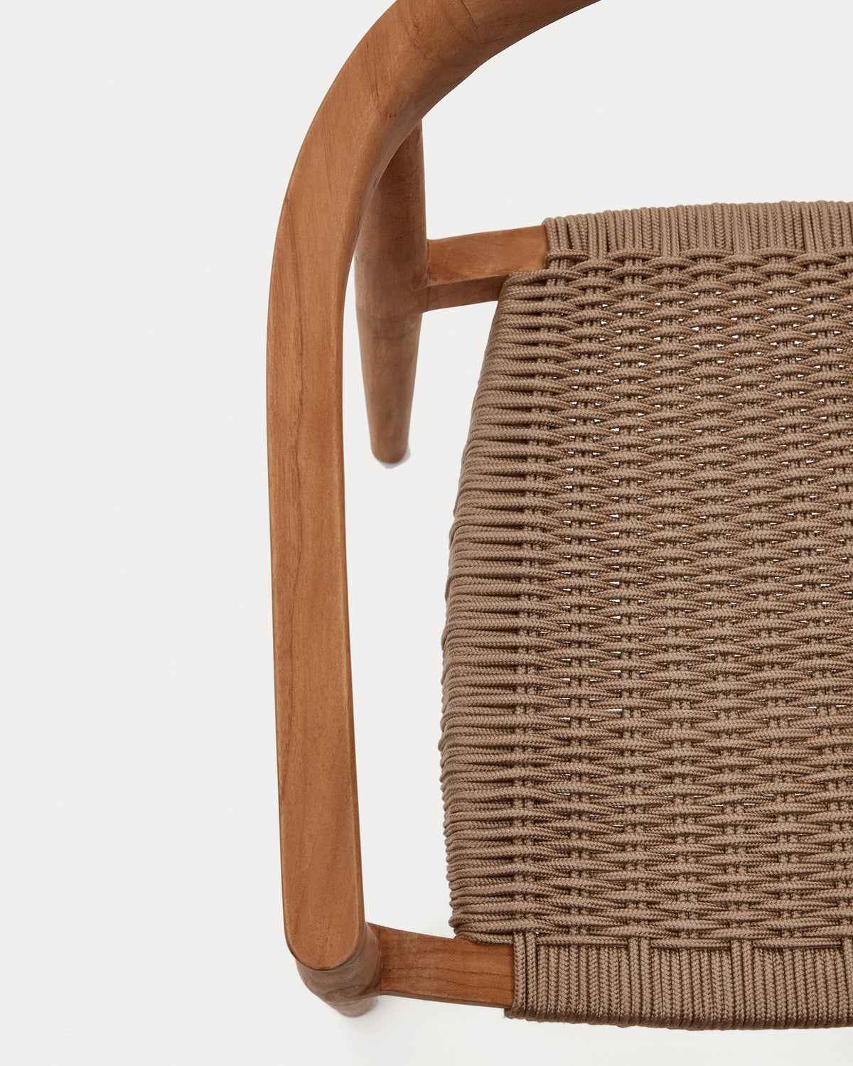 Stapelbarer Outdoor-Stuhl Ydalia aus massivem Teakholz mit natürlichem Finish und beigem Seil in Natur, Beige präsentiert im Onlineshop von KAQTU Design AG. Gartenstuhl mit Armlehnen ist von Kave Home