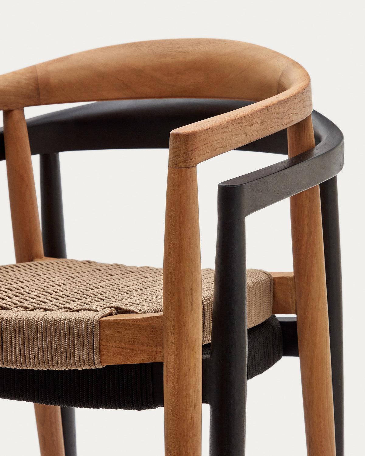 Stapelbarer Outdoor-Stuhl Ydalia aus massivem Teakholz mit natürlichem Finish und beigem Seil in Natur, Beige präsentiert im Onlineshop von KAQTU Design AG. Gartenstuhl mit Armlehnen ist von Kave Home