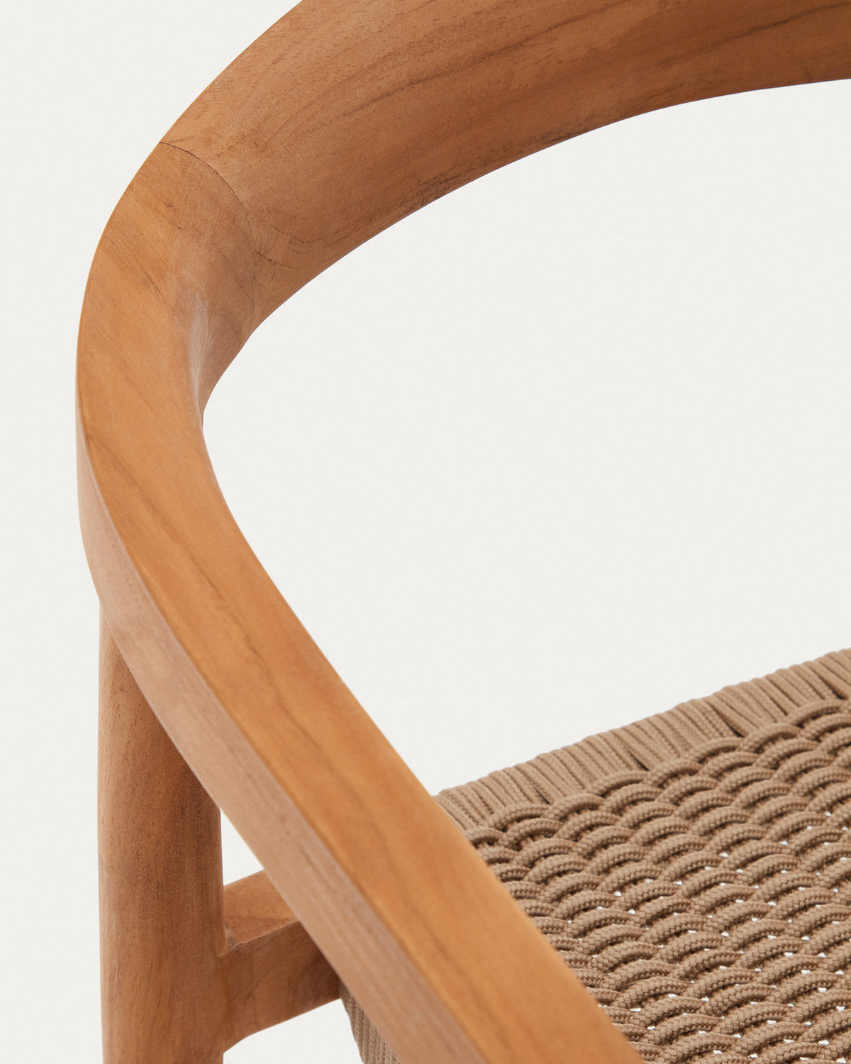 Stapelbarer Outdoor-Stuhl Ydalia aus massivem Teakholz mit natürlichem Finish und beigem Seil in Natur, Beige präsentiert im Onlineshop von KAQTU Design AG. Gartenstuhl mit Armlehnen ist von Kave Home