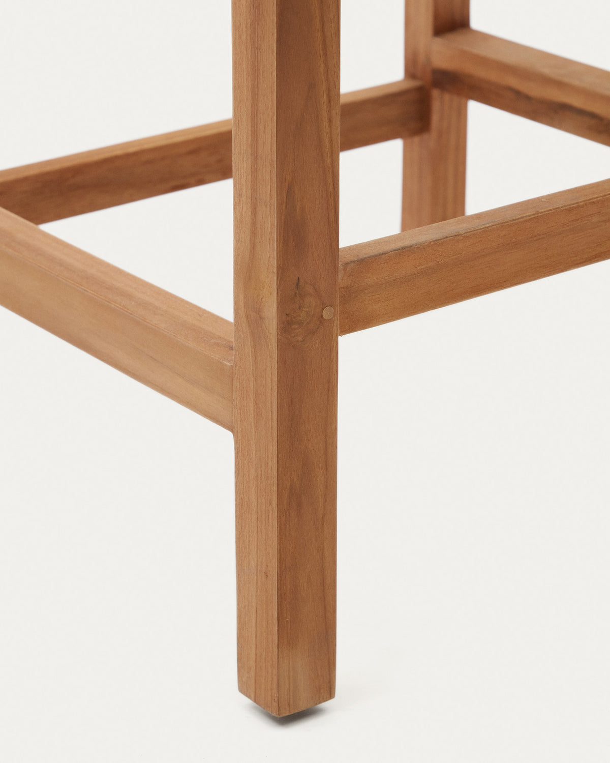 Giverola Hocker aus massivem Teakholz 67,5 cm in Natur, Beige präsentiert im Onlineshop von KAQTU Design AG. Outdoor-Barstuhl ist von Kave Home