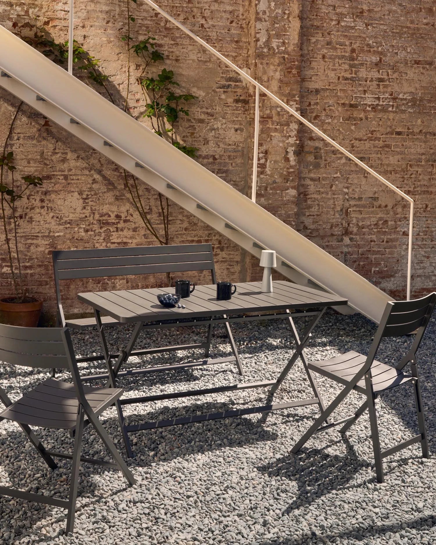 Elegante, faltbare Gartenbank aus Aluminium mit dunkelgrauem Finish, ideal für stilvolle und platzsparende Außenbereiche.