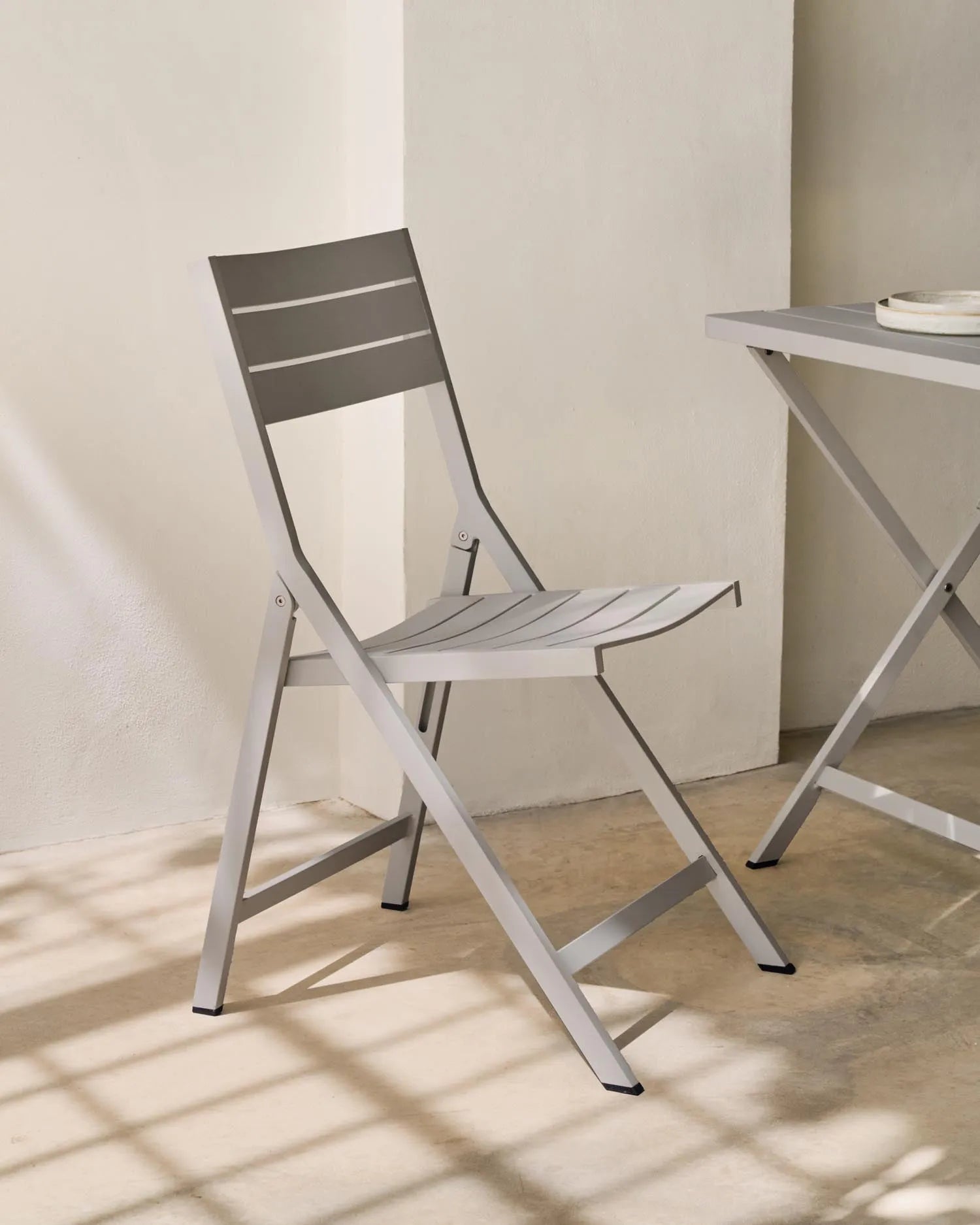 Eleganter, klappbarer Gartenstuhl aus Aluminium und Holz, wetterfest, leicht, ideal für Terrasse und Balkon.