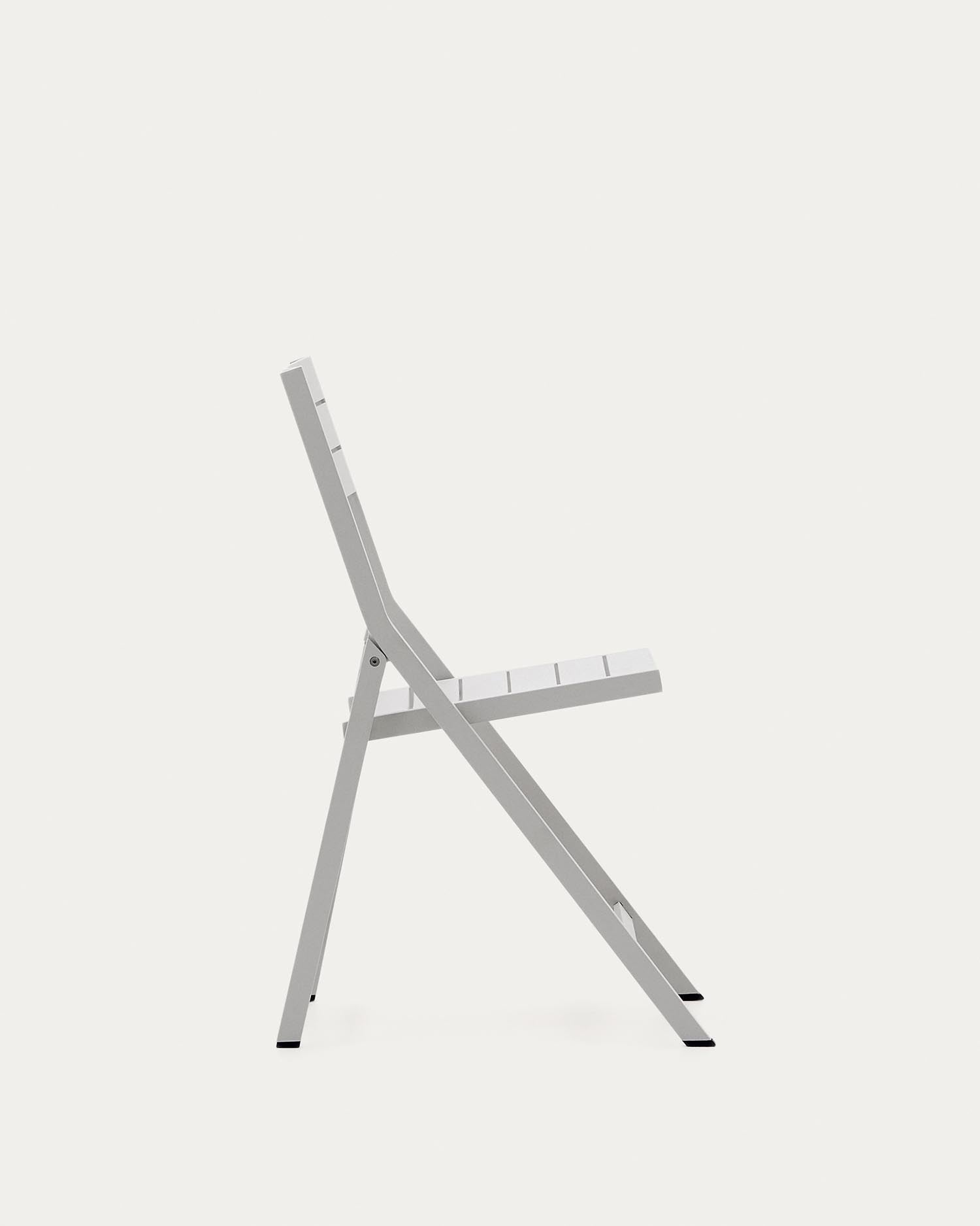 Faltbarer Gartenstuhl Torreta aus Aluminium, hellgrau, von Kave Home. Leicht, modern und ideal für den Außenbereich.
