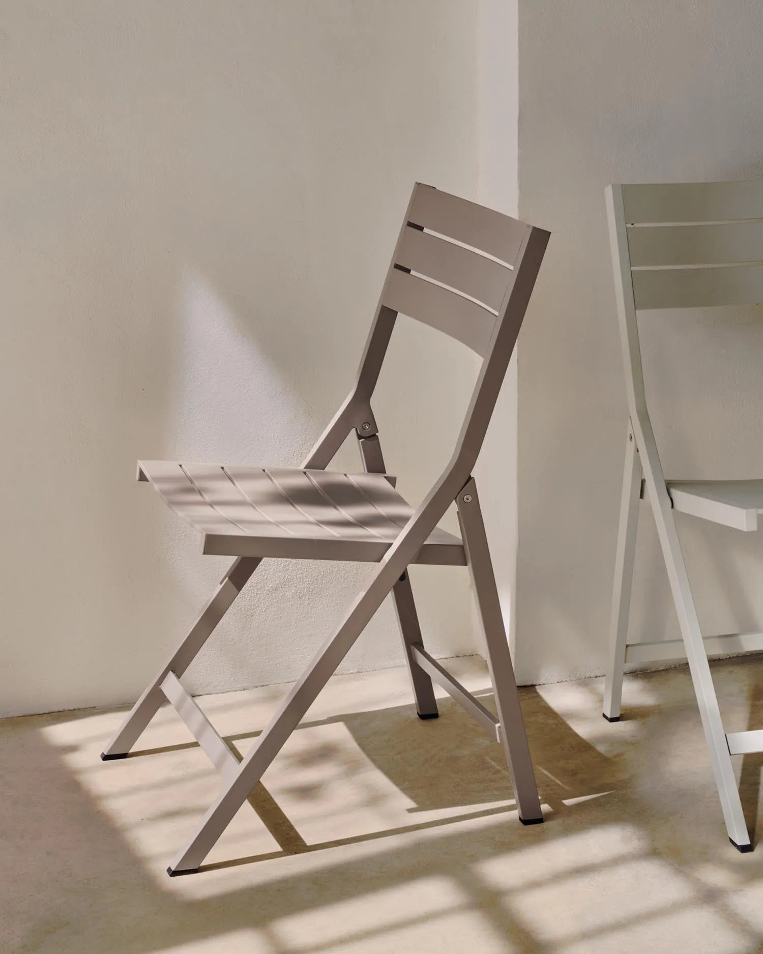 Eleganter, faltbarer Gartenstuhl aus Aluminium mit wetterbeständigem, mattbraunem Finish für stilvolle Außenbereiche.