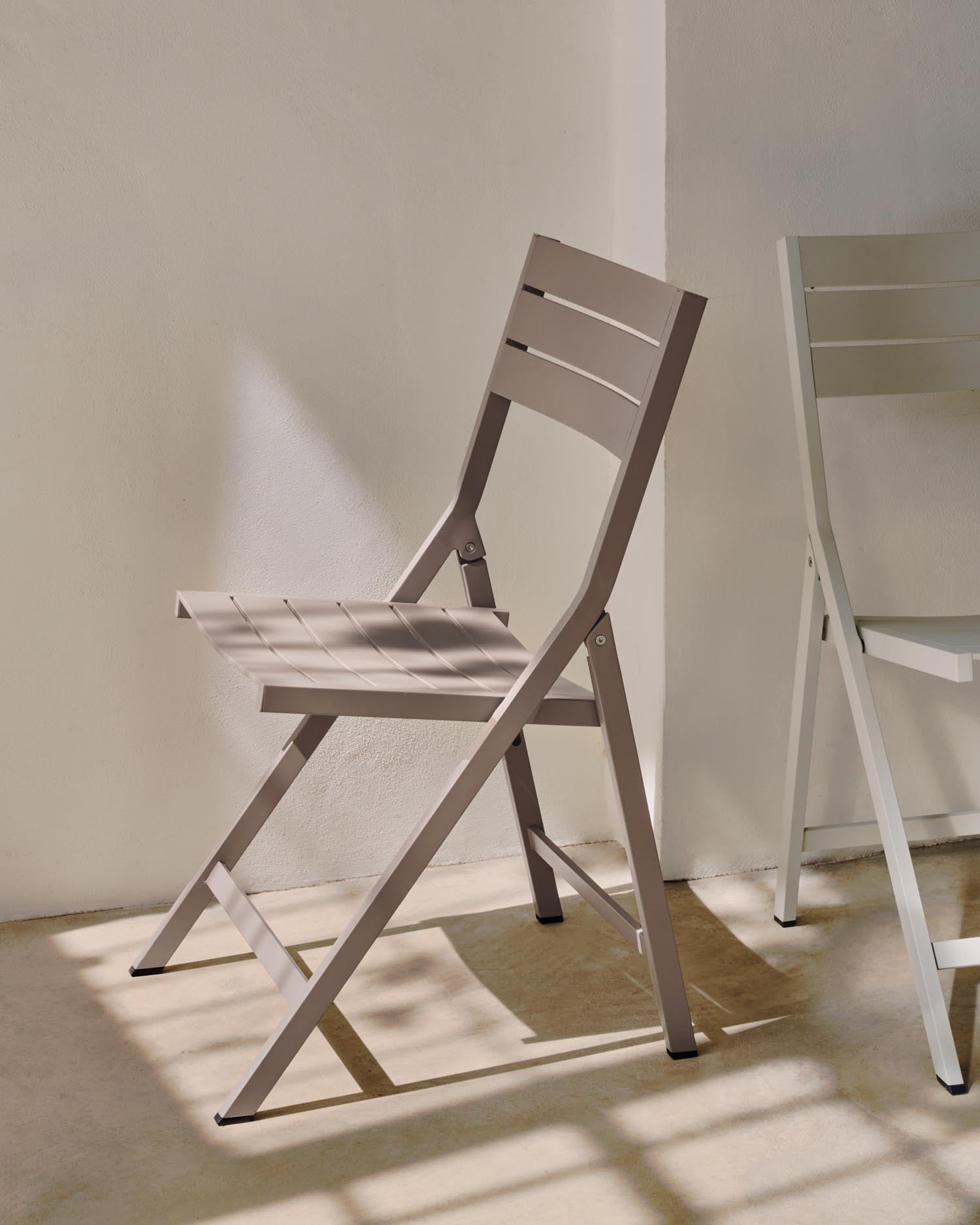 Faltbarer Gartenstuhl Torreta aus Aluminium mit mattbraunem Finish