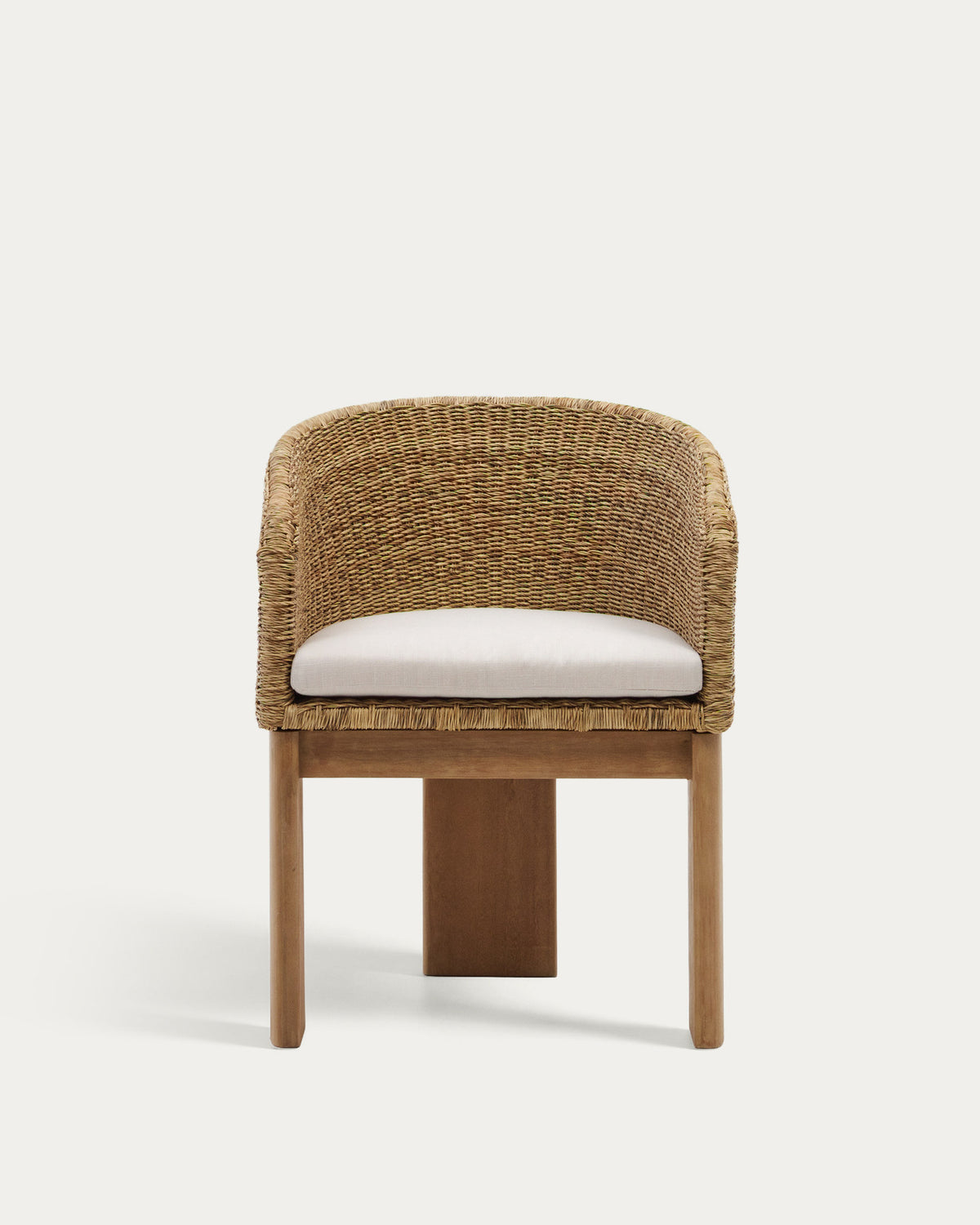 Xoriguer Stuhl aus synthetischem Rattan und massivem Eukalyptusholz FSC 100% in Natur, Beige präsentiert im Onlineshop von KAQTU Design AG. Outdoor-Sessel mit Armlehnen ist von Kave Home