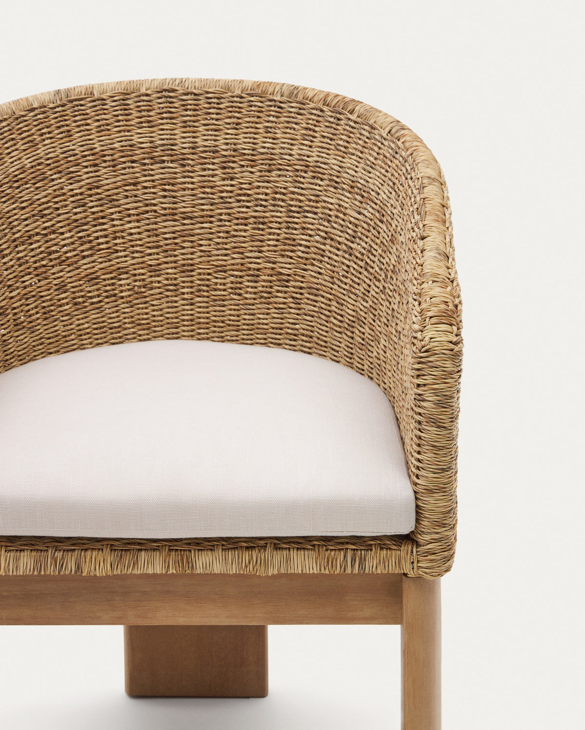Xoriguer Stuhl aus synthetischem Rattan und massivem Eukalyptusholz FSC 100% in Natur, Beige präsentiert im Onlineshop von KAQTU Design AG. Outdoor-Sessel mit Armlehnen ist von Kave Home