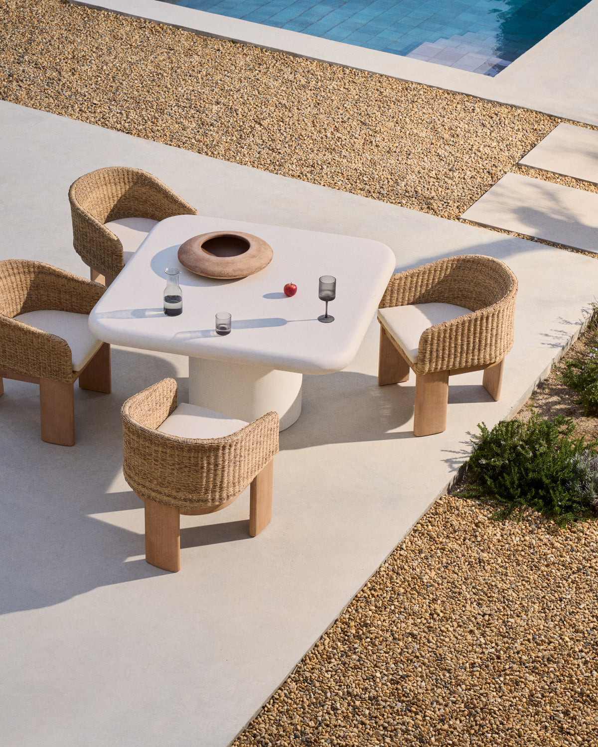 Xoriguer Stuhl aus synthetischem Rattan und massivem Eukalyptusholz FSC 100% in Natur, Beige präsentiert im Onlineshop von KAQTU Design AG. Outdoor-Sessel mit Armlehnen ist von Kave Home