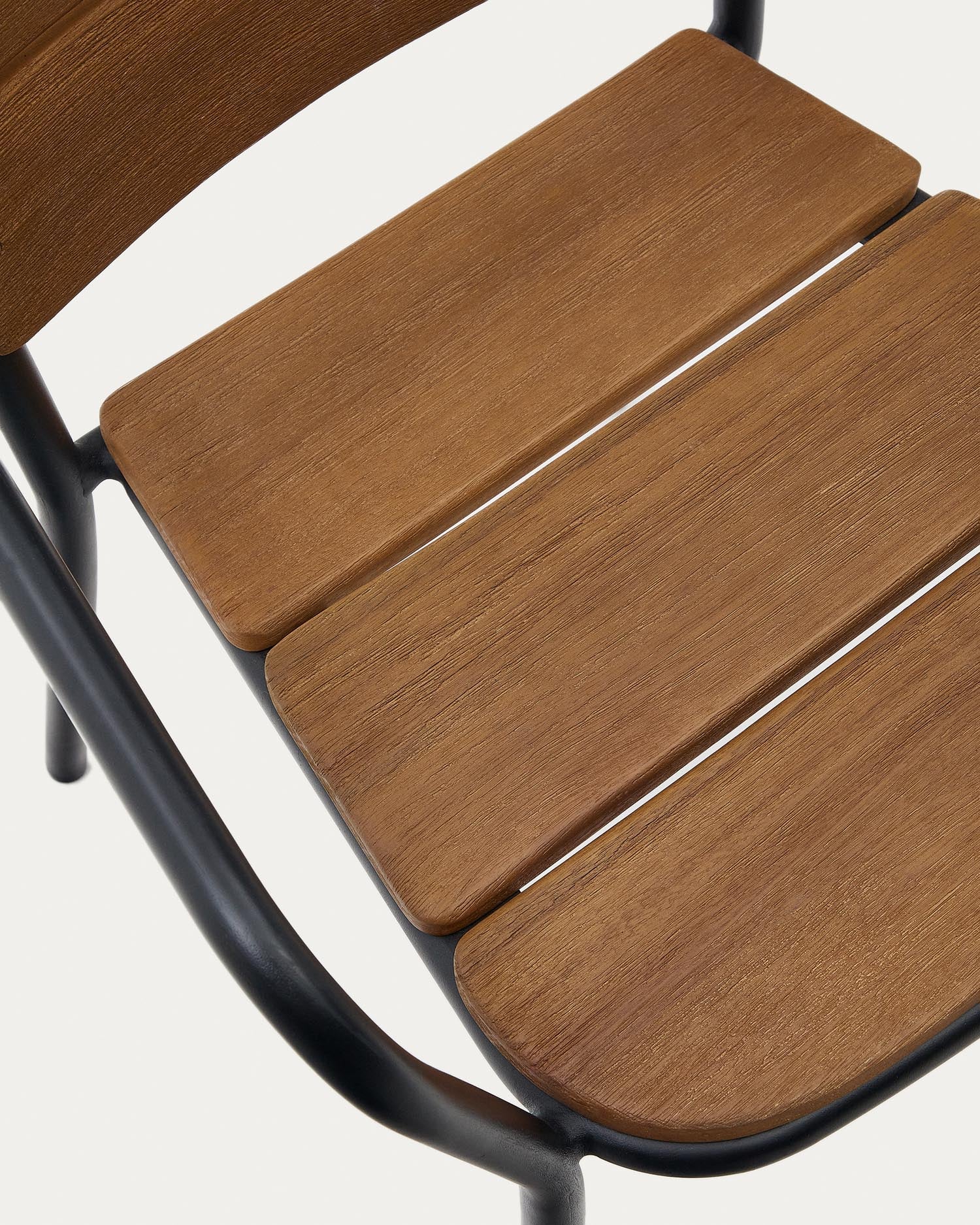 Moderner Algueret Stuhl aus massivem Eukalyptusholz mit natürlichem Finish und schwarzem Aluminium, perfekt für zeitgemäßes Wohnen.