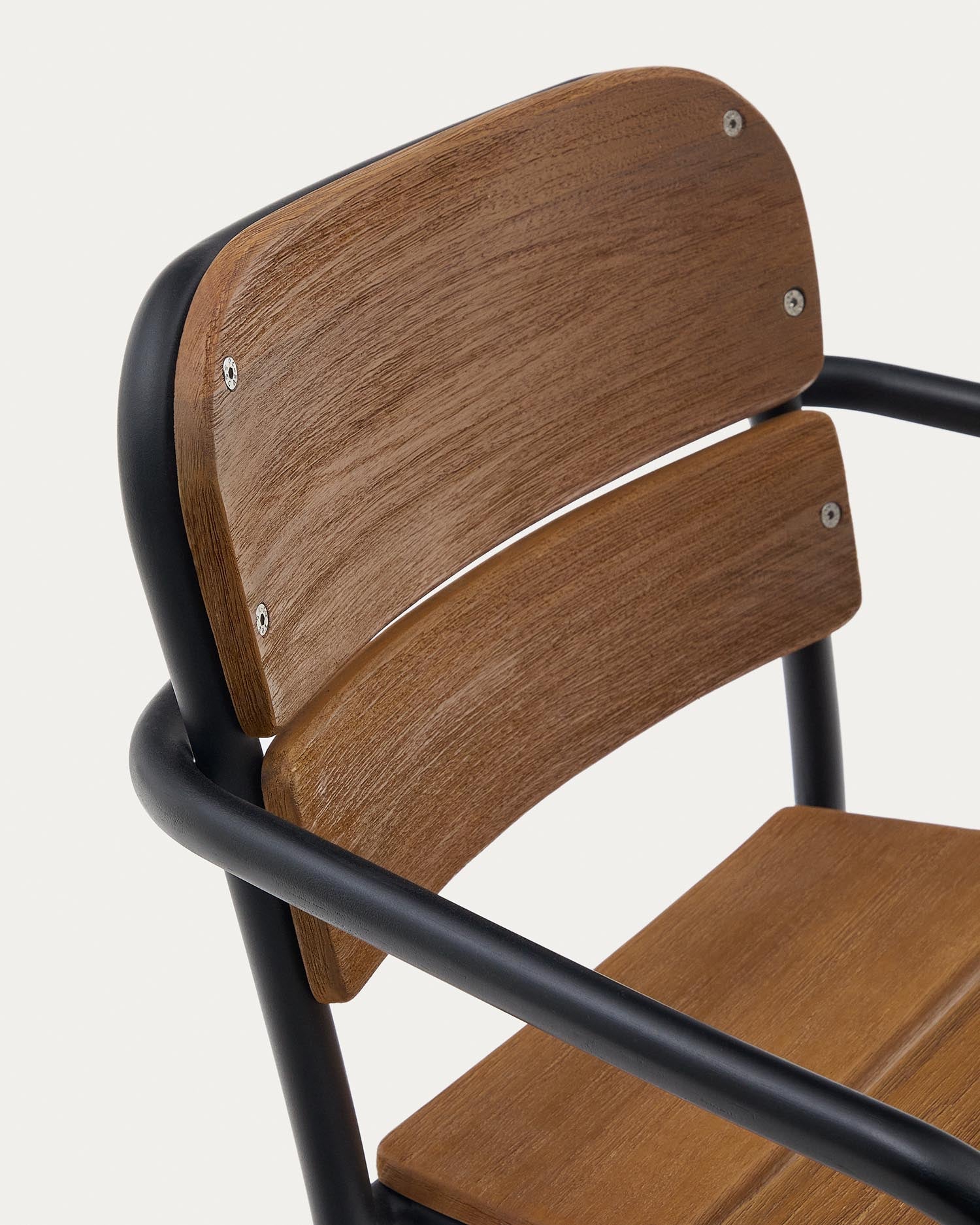 Eleganter Algueret Stuhl aus Eukalyptusholz mit natürlichem Finish und schwarzem Aluminium, ideal für modernes Interieur.