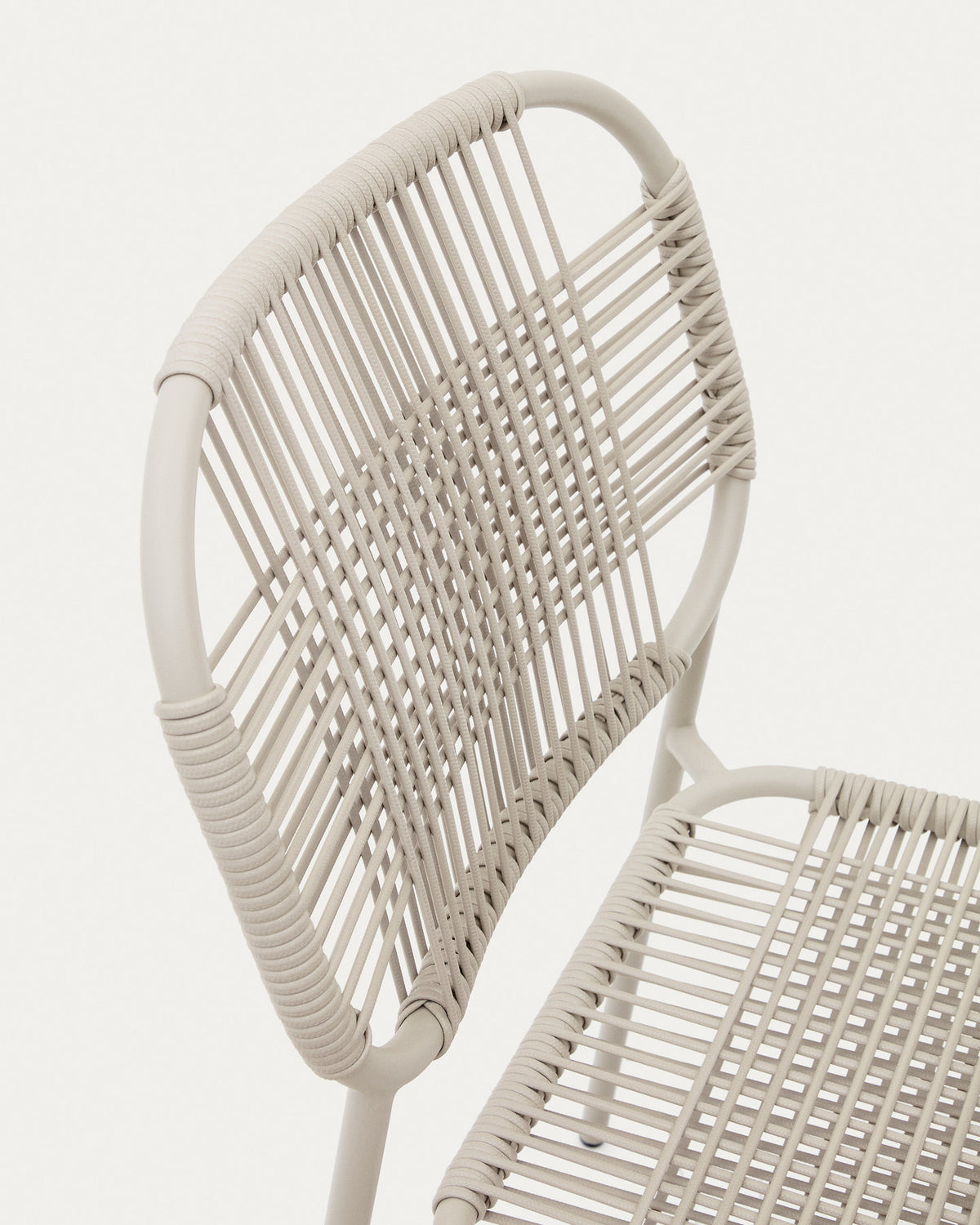 Stapelbarer Outdoor-Stuhl Talaier aus synthetischem Seil und verzinktem Stahl mit Finish in Beige in Ecru präsentiert im Onlineshop von KAQTU Design AG. Gartenstuhl ist von Kave Home
