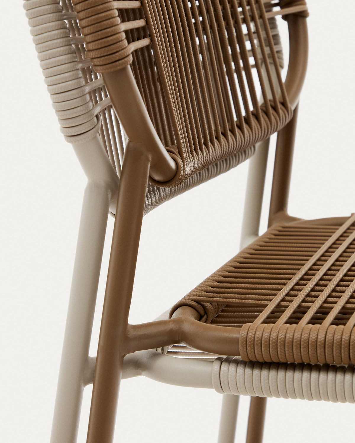 Stapelbarer Outdoor-Stuhl Talaier aus synthetischem Seil und verzinktem Stahl mit Finish in Beige in Ecru präsentiert im Onlineshop von KAQTU Design AG. Gartenstuhl ist von Kave Home