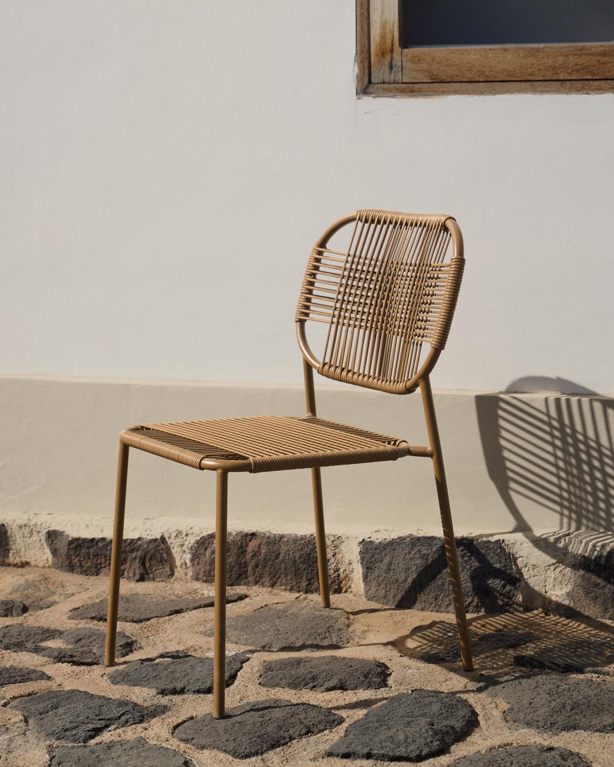 Eleganter Outdoor-Stuhl aus Seil & Stahl, ideal für Garten & Terrasse.