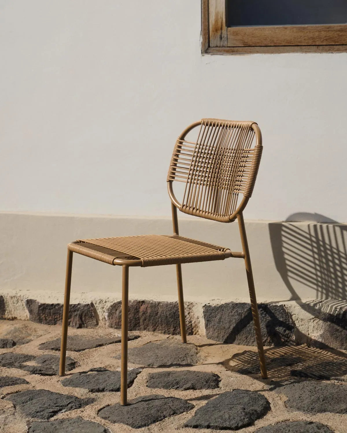 Eleganter Outdoor-Stuhl aus Seil & Stahl, ideal für Garten & Terrasse.