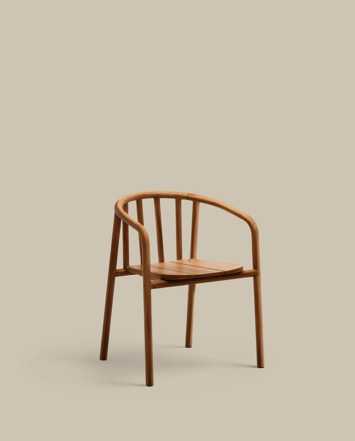 Stapelbarer Outdoor-Stuhl Turqueta aus massivem Teakholz FSC 100% in Braun präsentiert im Onlineshop von KAQTU Design AG. Gartenstuhl mit Armlehnen ist von Kave Home