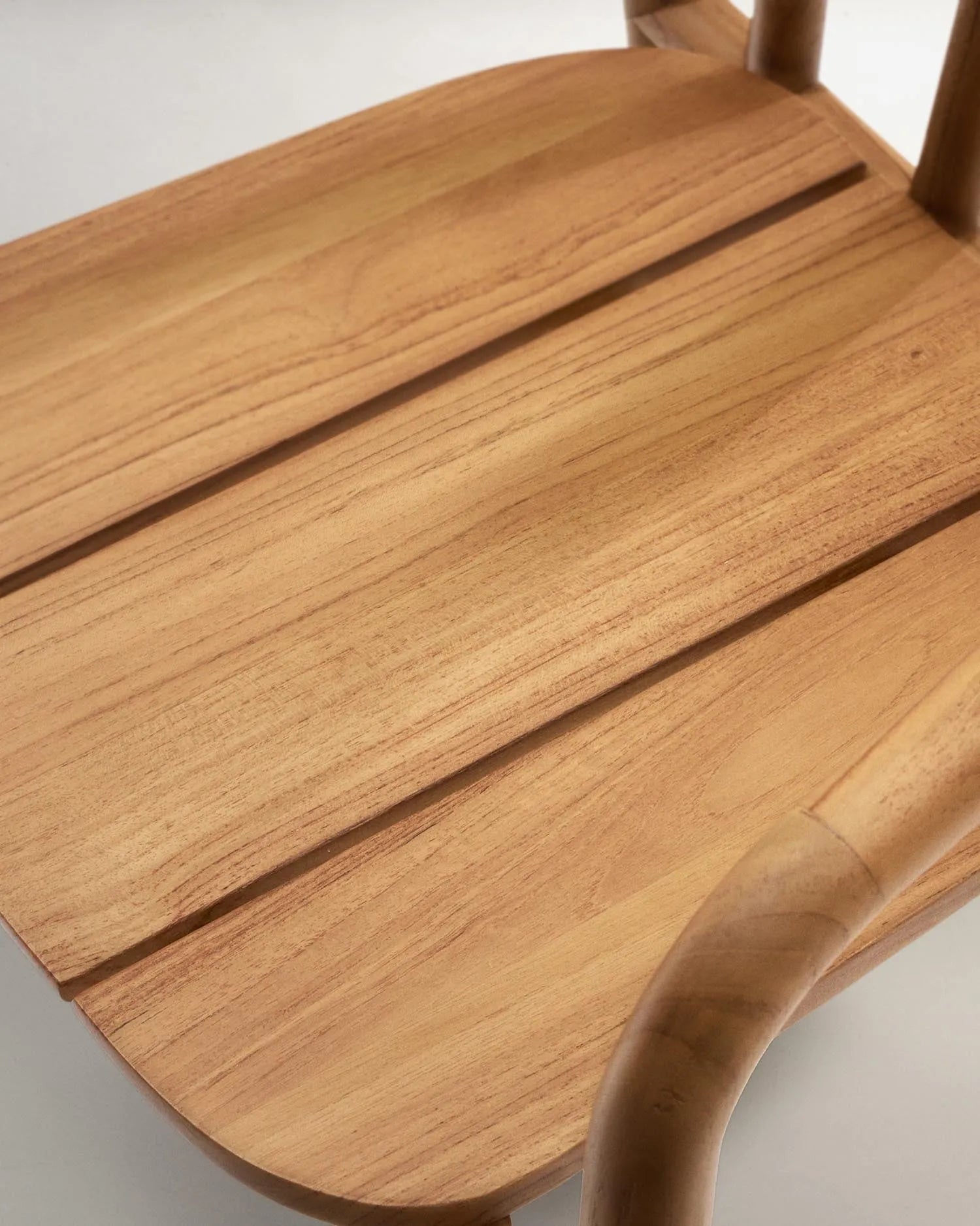 Eleganter, stapelbarer Outdoor-Stuhl aus 100% FSC-zertifiziertem Teakholz, ideal für stilvolle und nachhaltige Gartenmomente.