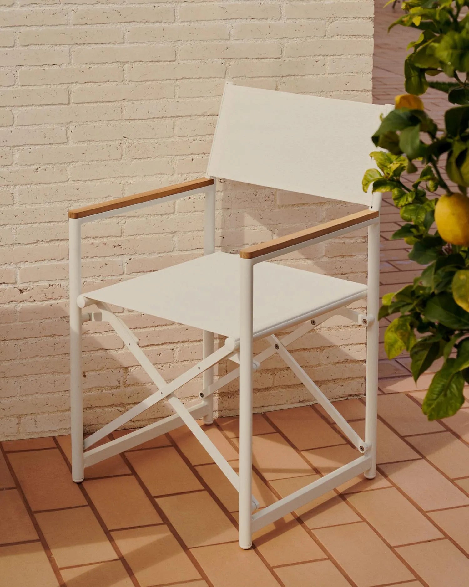Eleganter Klappstuhl aus wetterfestem Aluminium und Teakholz, ideal für stilvolle Outdoor-Bereiche.