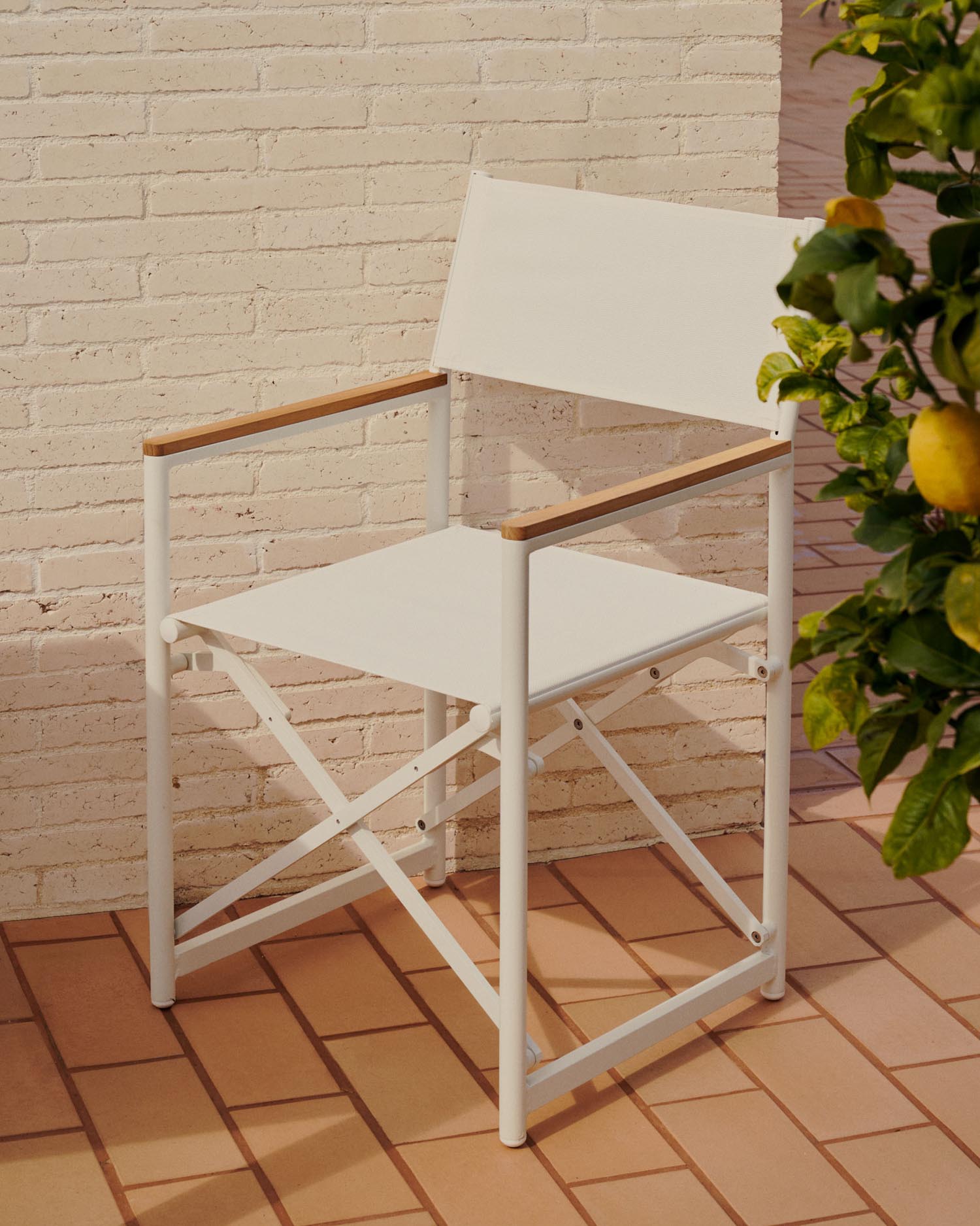 Llado Klappstuhl 100% outdoor aus Aluminium in Weiss und massivem Teakholz