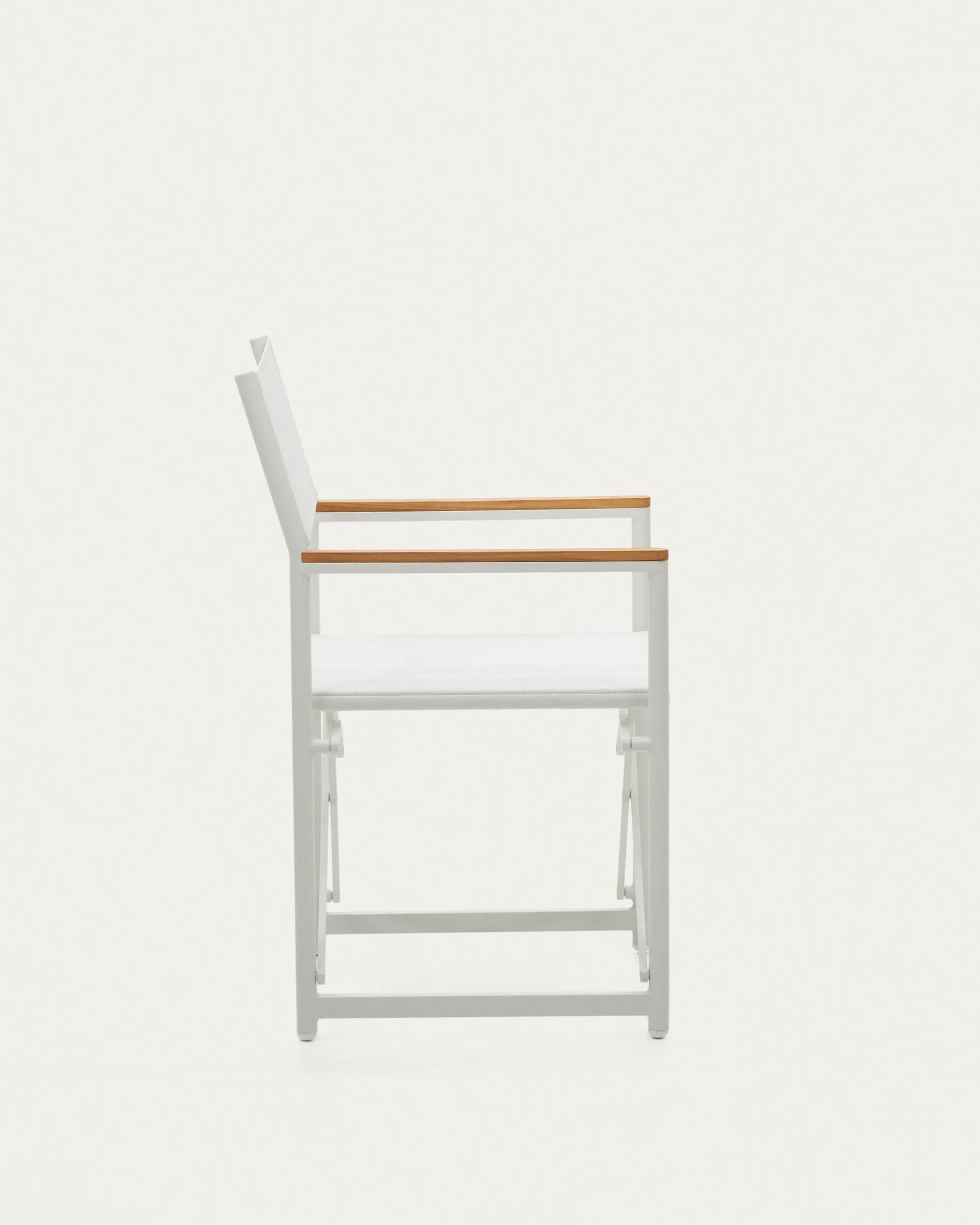 Eleganter Klappstuhl aus wetterfestem Aluminium und Teakholz, ideal für stilvolle Outdoor-Bereiche.
