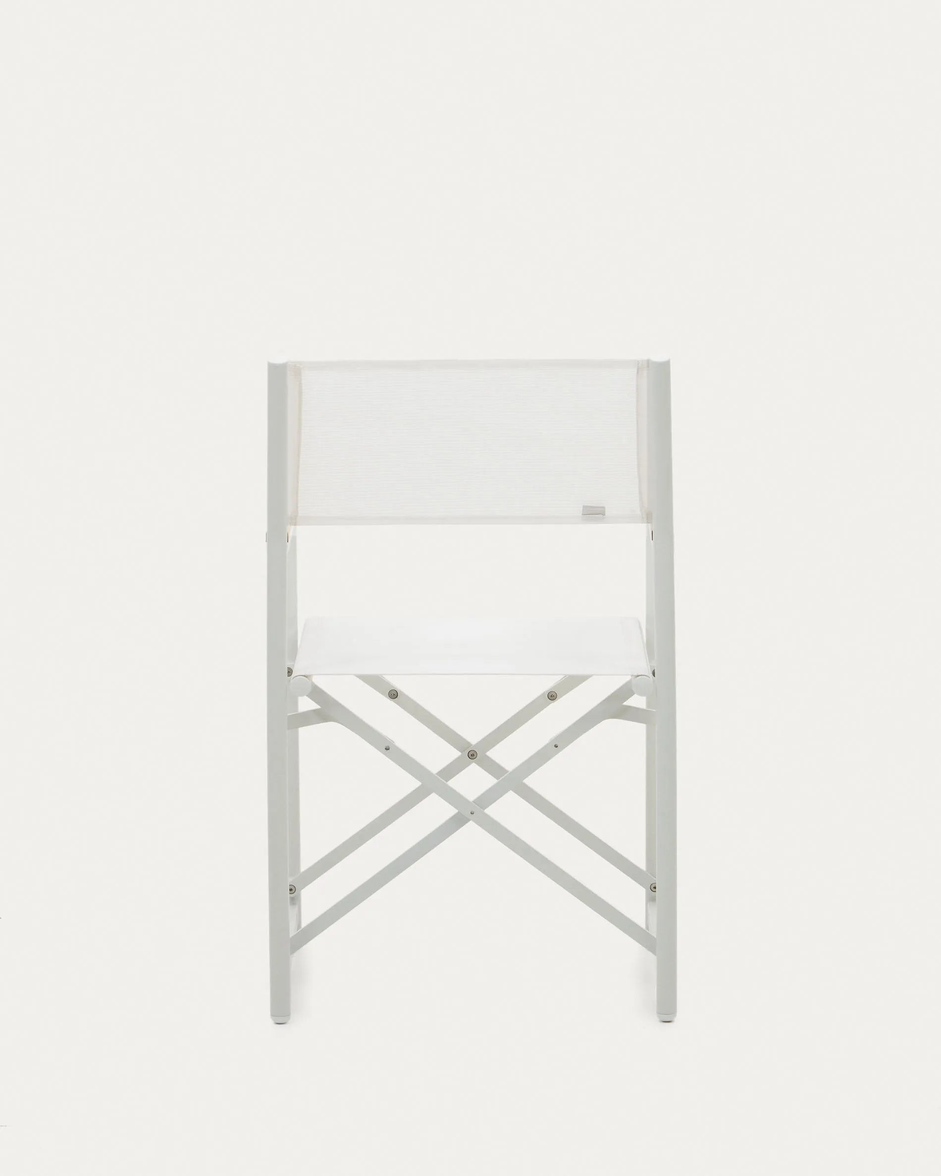 Eleganter Klappstuhl aus wetterfestem Aluminium und Teakholz, ideal für stilvolle Outdoor-Bereiche.