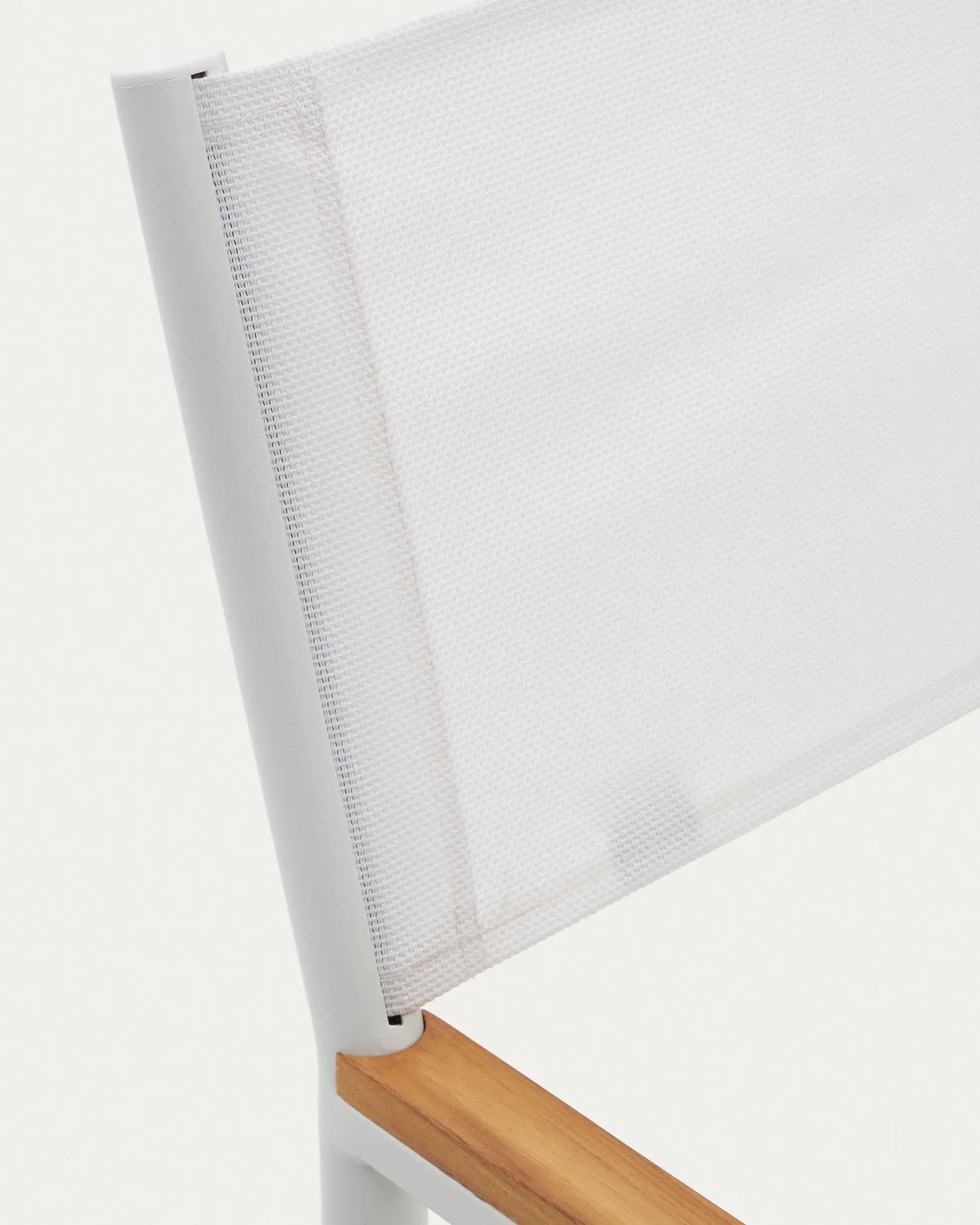Eleganter Klappstuhl aus wetterfestem Aluminium und Teakholz, ideal für stilvolle Outdoor-Bereiche.