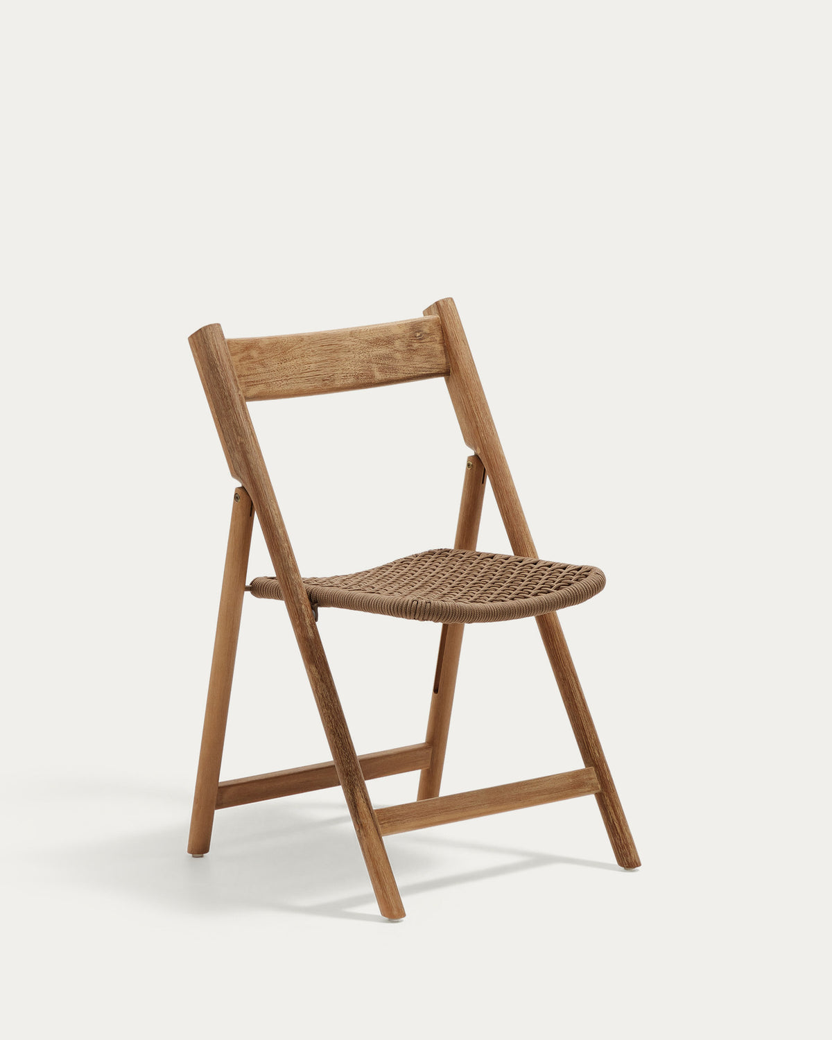 Klappstuhl Dandara aus Akazienmassivholz und einer Stahlstruktur mit geflochtener Sitzfläche in beige FSC 100% in Natur, Beige präsentiert im Onlineshop von KAQTU Design AG. Gartenstuhl ist von Kave Home