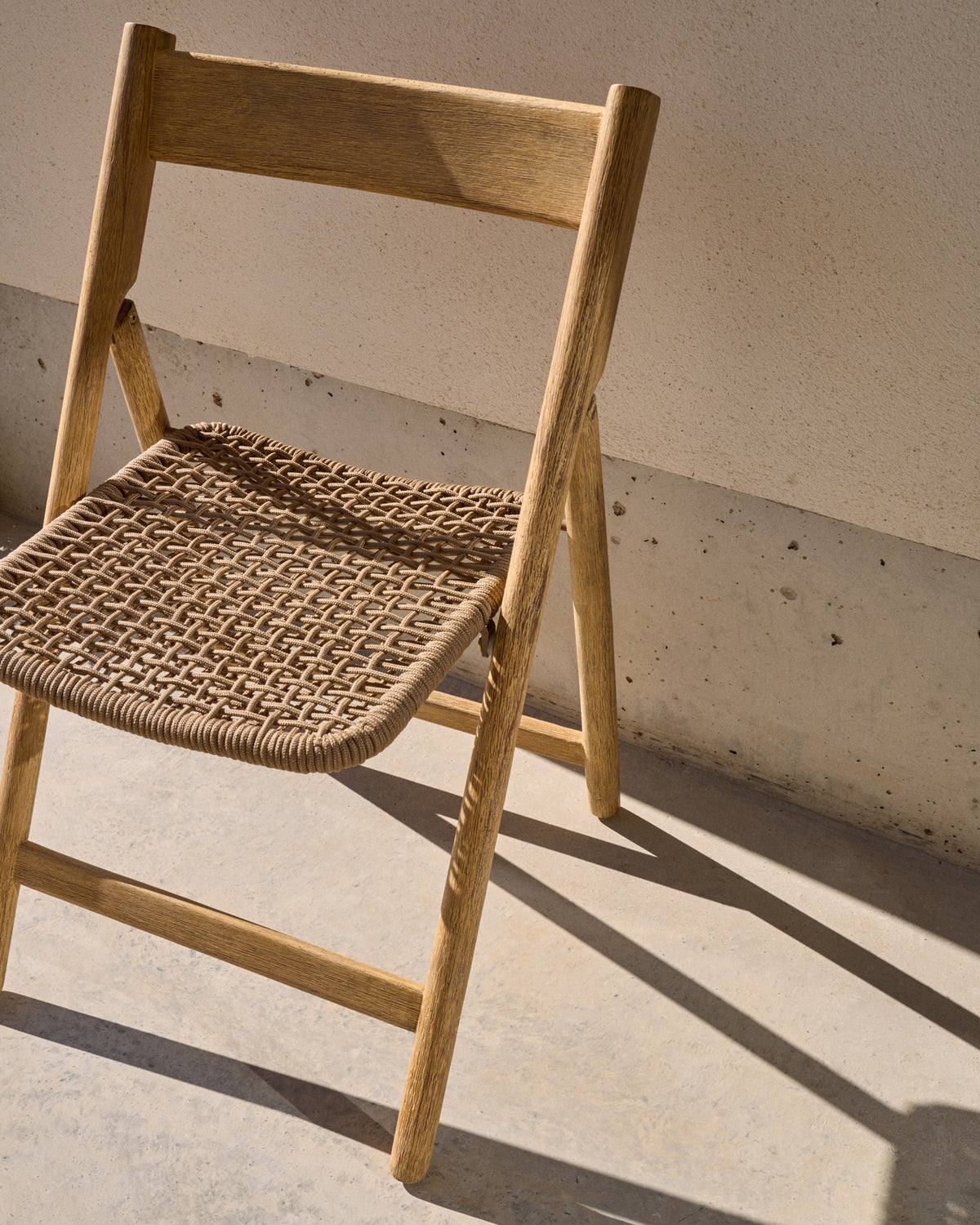 Klappstuhl Dandara aus Akazienmassivholz und einer Stahlstruktur mit geflochtener Sitzfläche in beige FSC 100% in Natur, Beige präsentiert im Onlineshop von KAQTU Design AG. Gartenstuhl ist von Kave Home